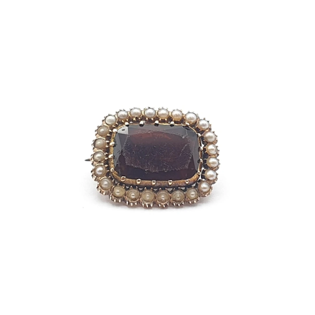 An early 19th century Garnet and Split Pearl Brooch, cut-dow...