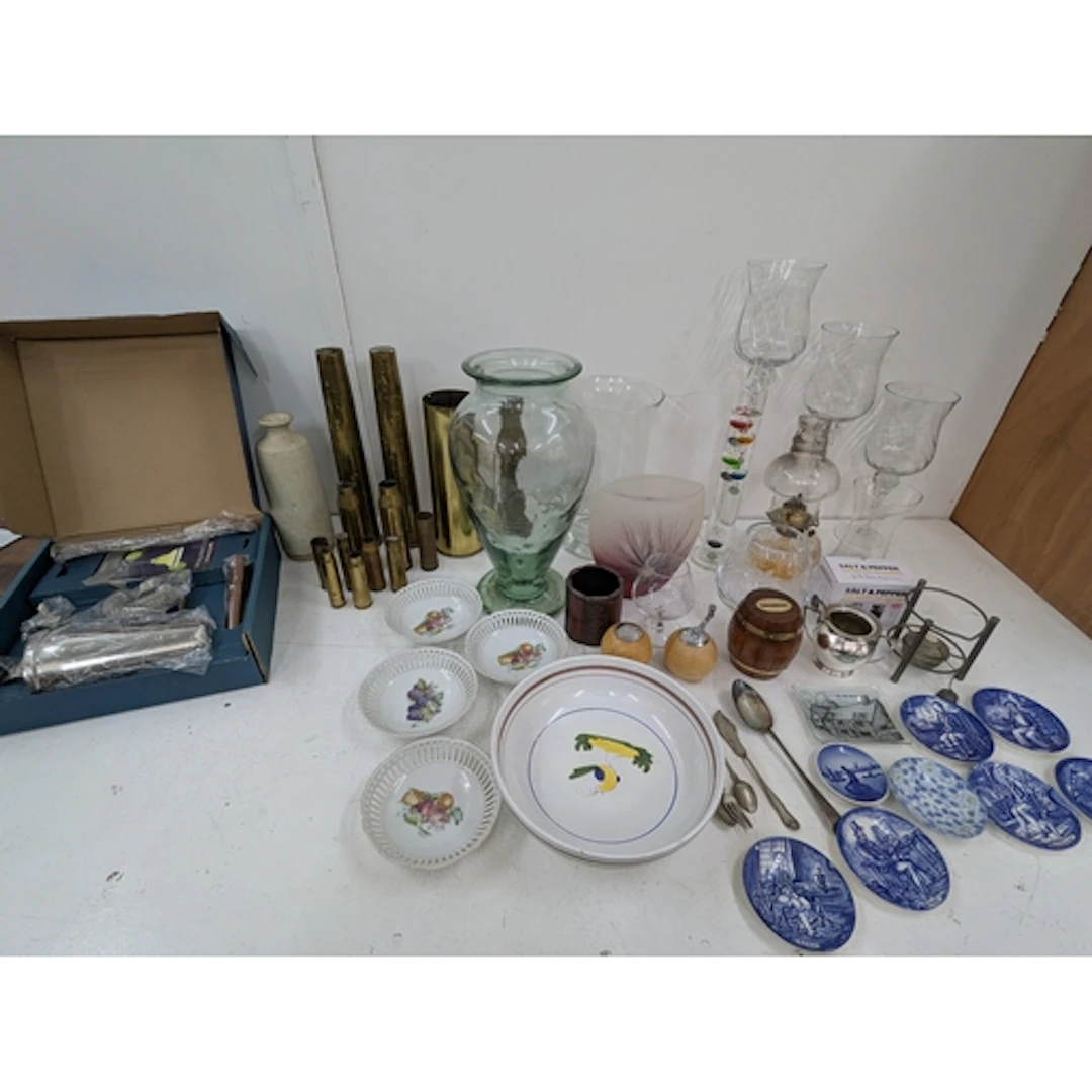 A mixed group of ceramics glass and collectables to include ...