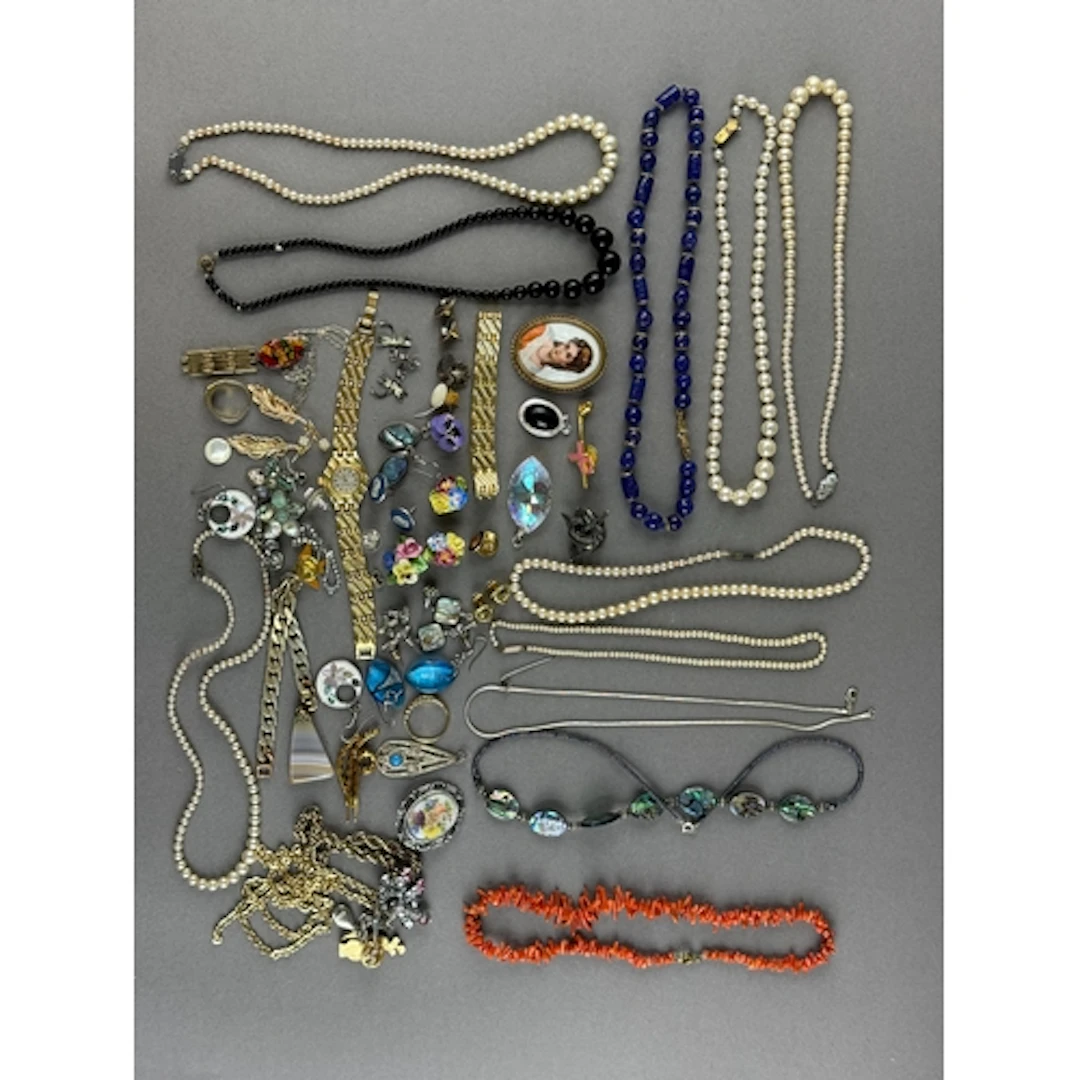 Costume Jewellery: Coral and imitation pearl necklets, brooc...