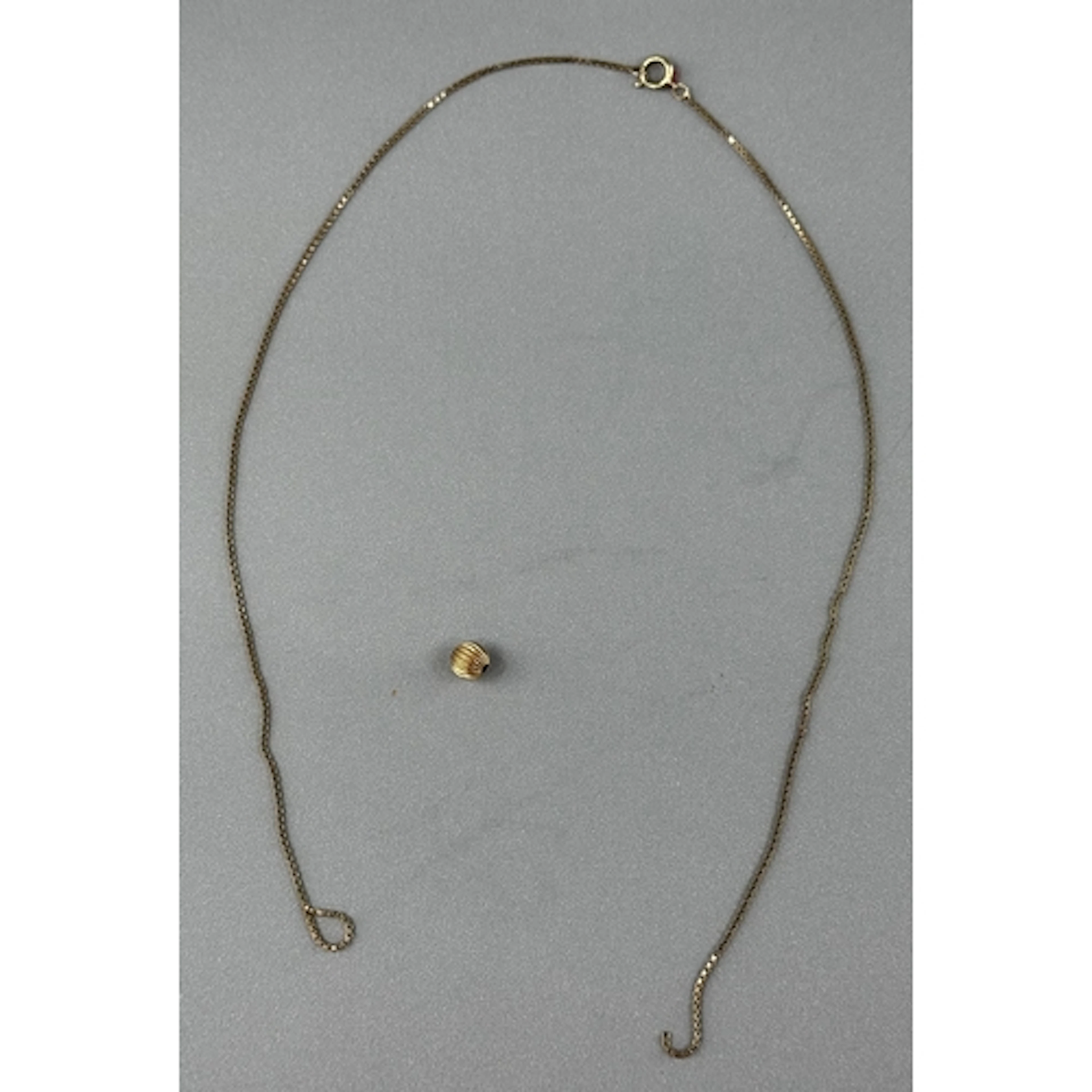 Jewellery: a broken 9ct gold box chain, 2.0g, together with ...