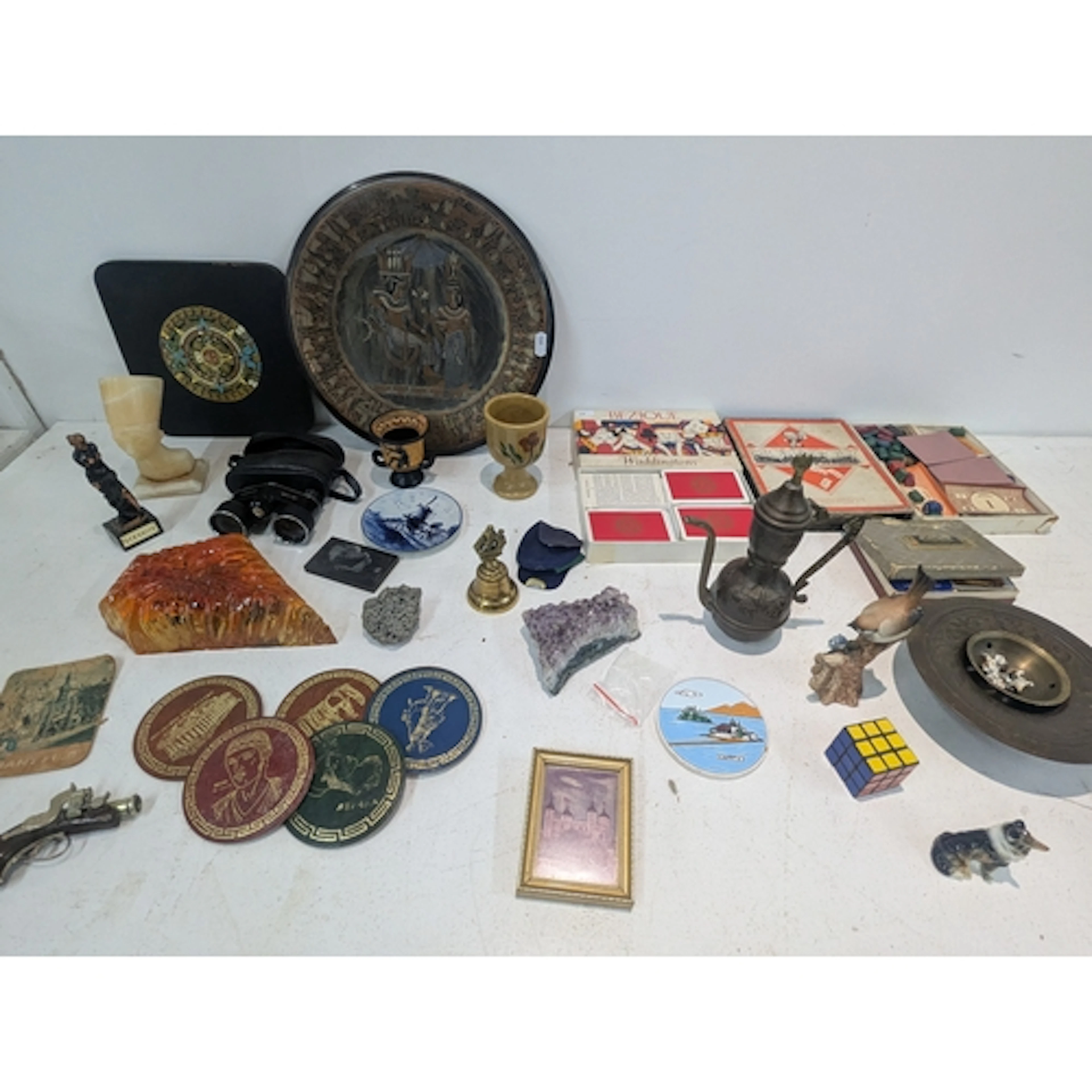 A mixed group of collectables to include Egyptian tourist it...