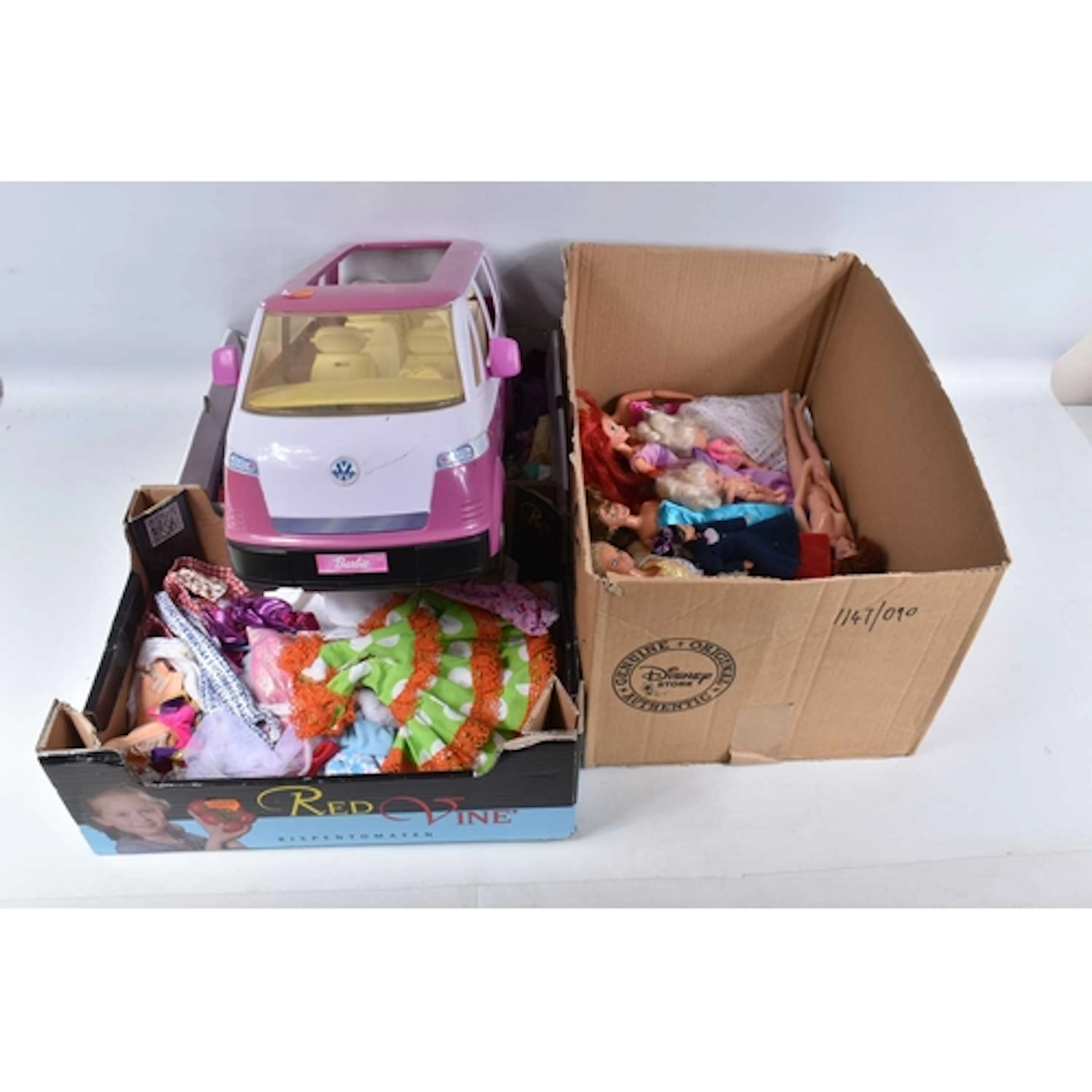 A QUANTITY OF MODERN DOLLS, CLOTHING AND ACCESSORIES, to inc...