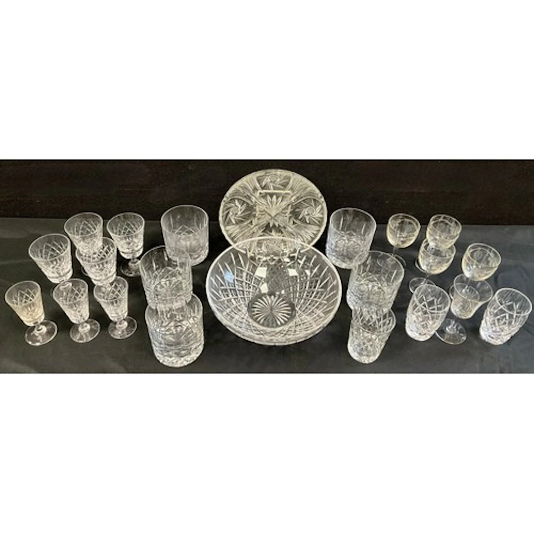 Glassware - a quantity of cut glassware, comprising whisky t...