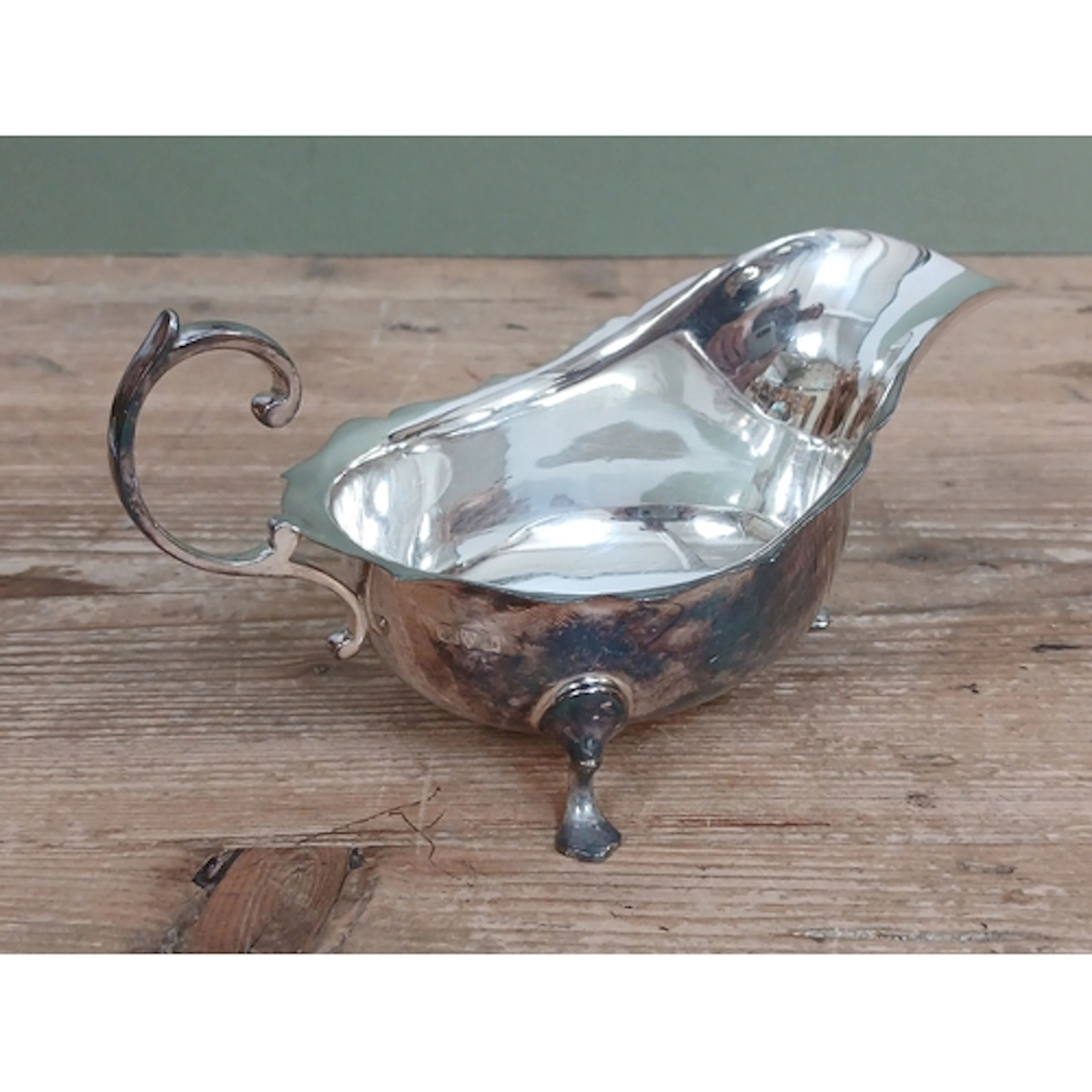 A George V silver sauce boat, Chester 1921, length 18cm, wei...
