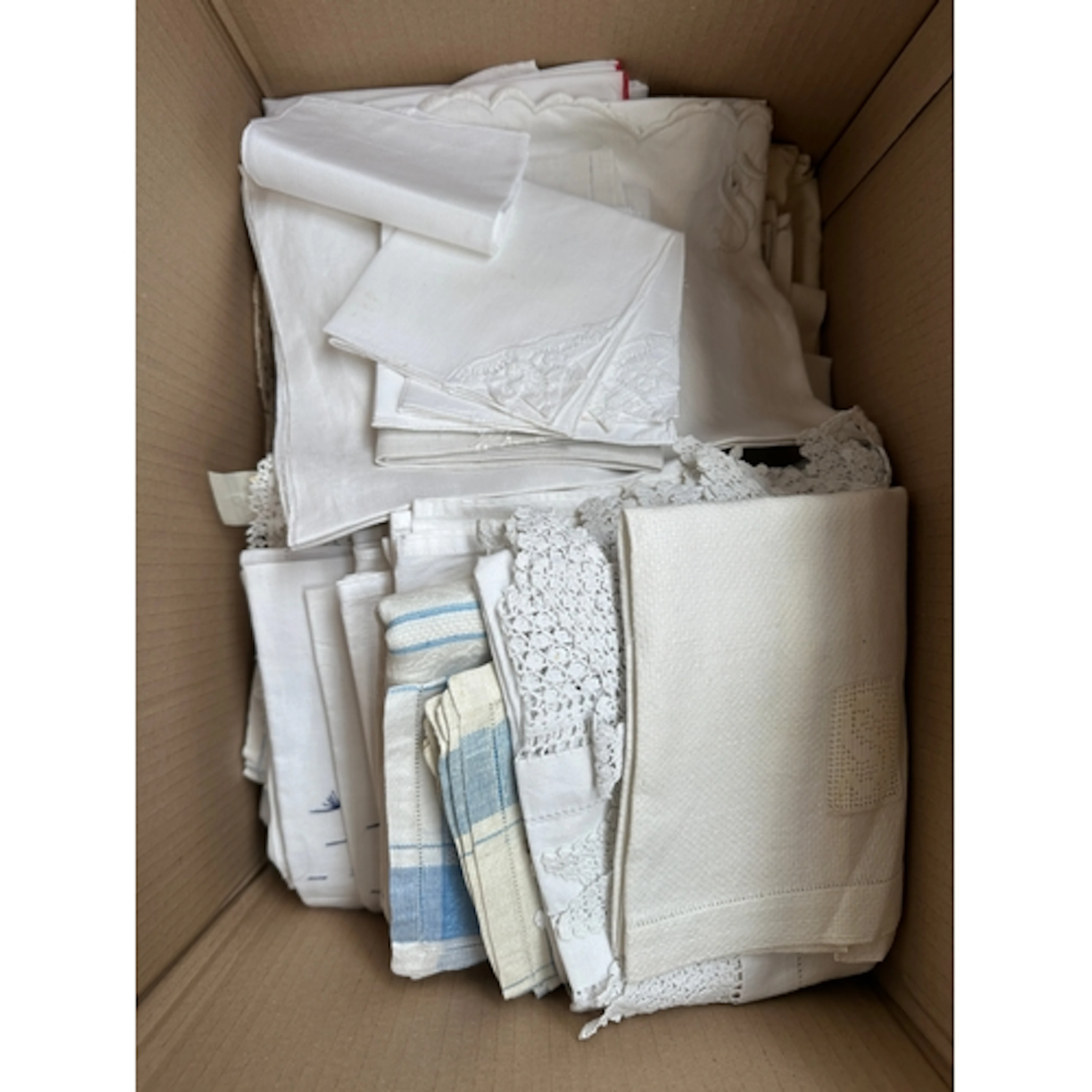 A mixed box of vintage table linen