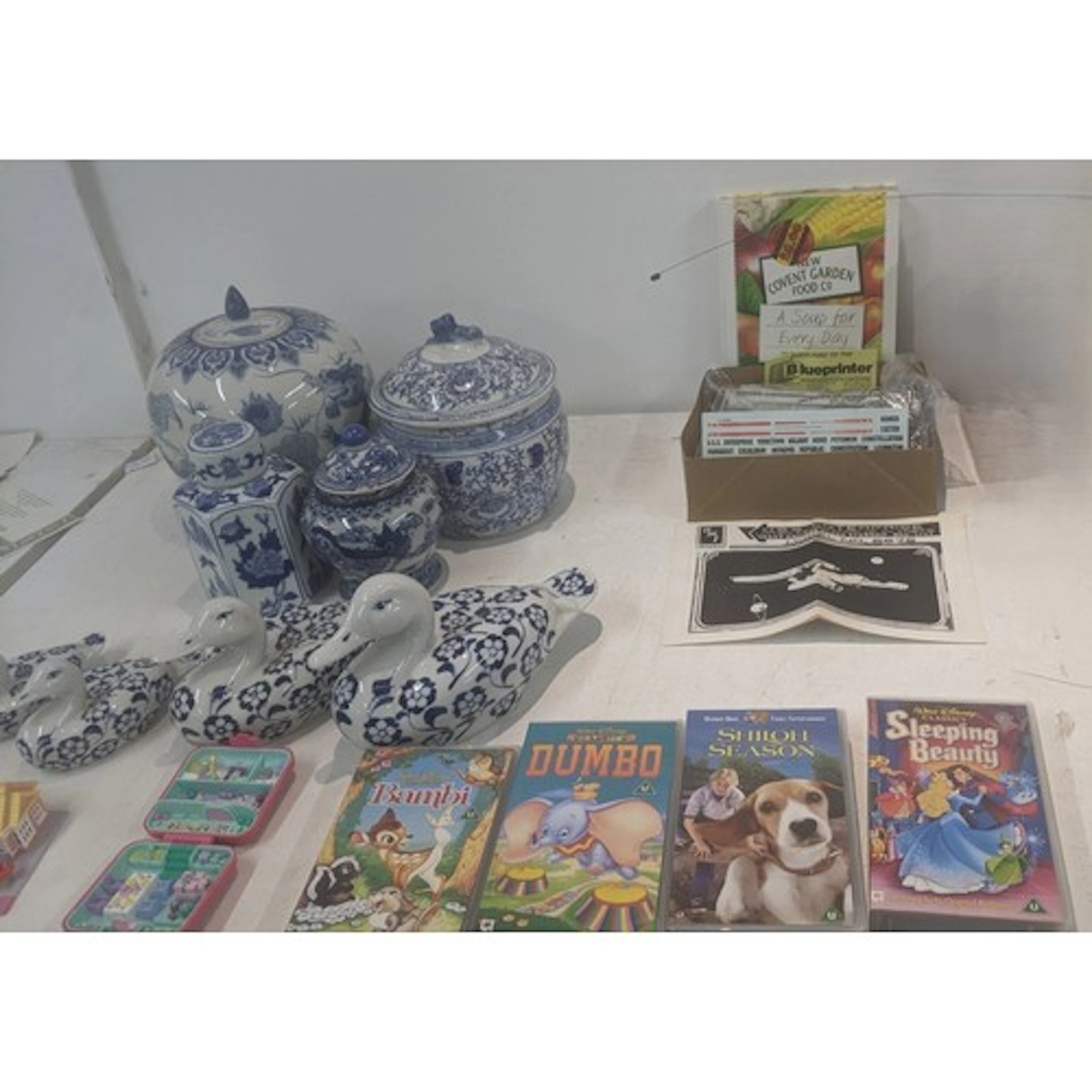 A mixed lot to include a modern Chinese blue and white ginge...