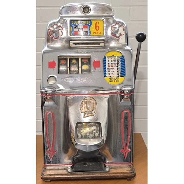 Vintage Jennings Club Chief slot machine. Works on 6 Pence. ...