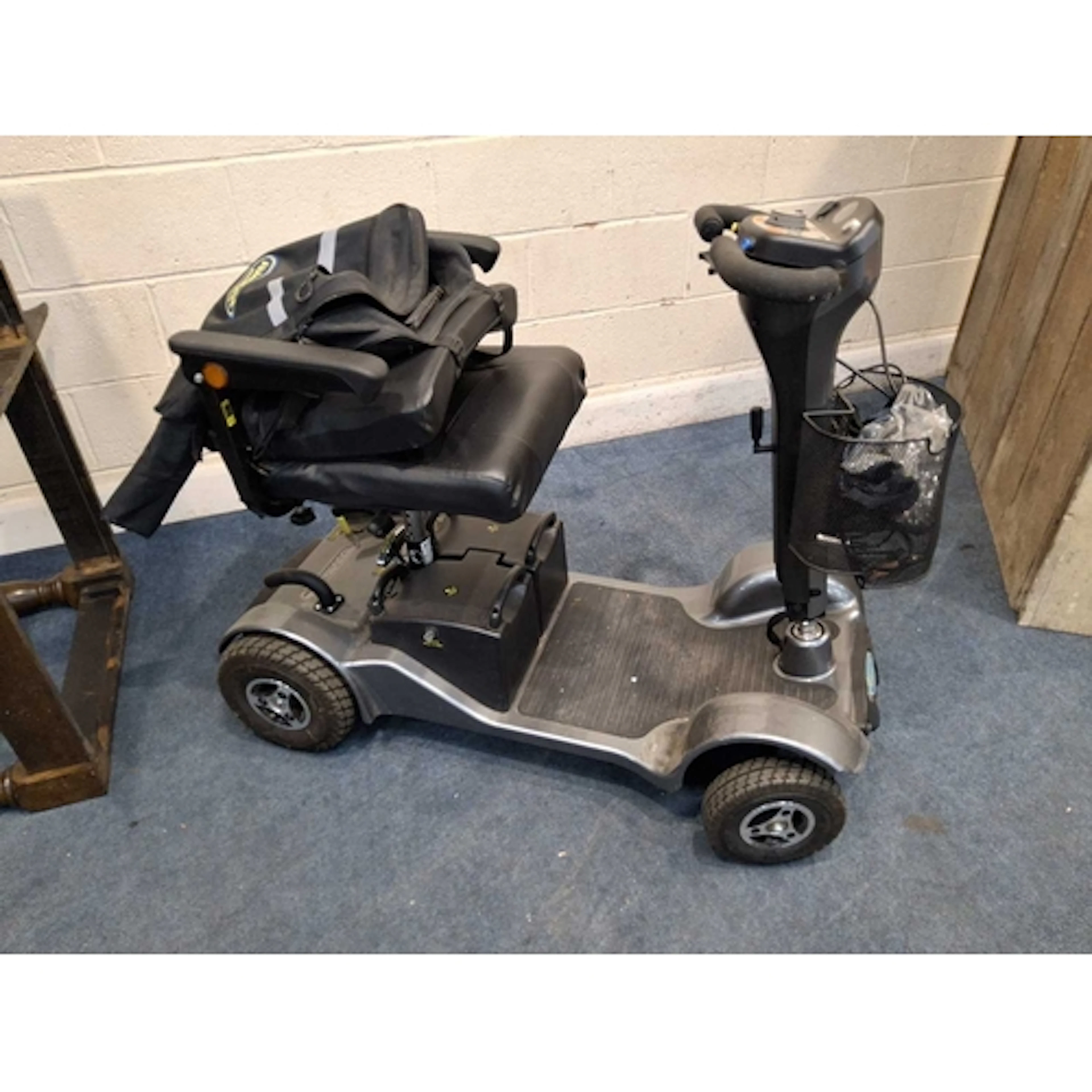 A STERLING SAPPHIRE MOBILITY SCOOTER (SPARES OR REPAIRS) no ...