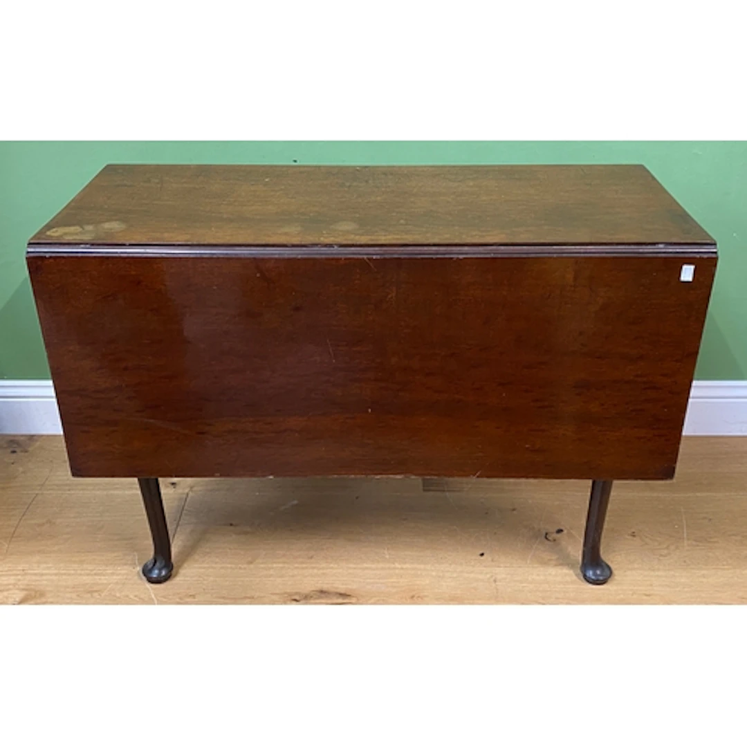 A George III rectangular mahogany gateleg table on turned ta...