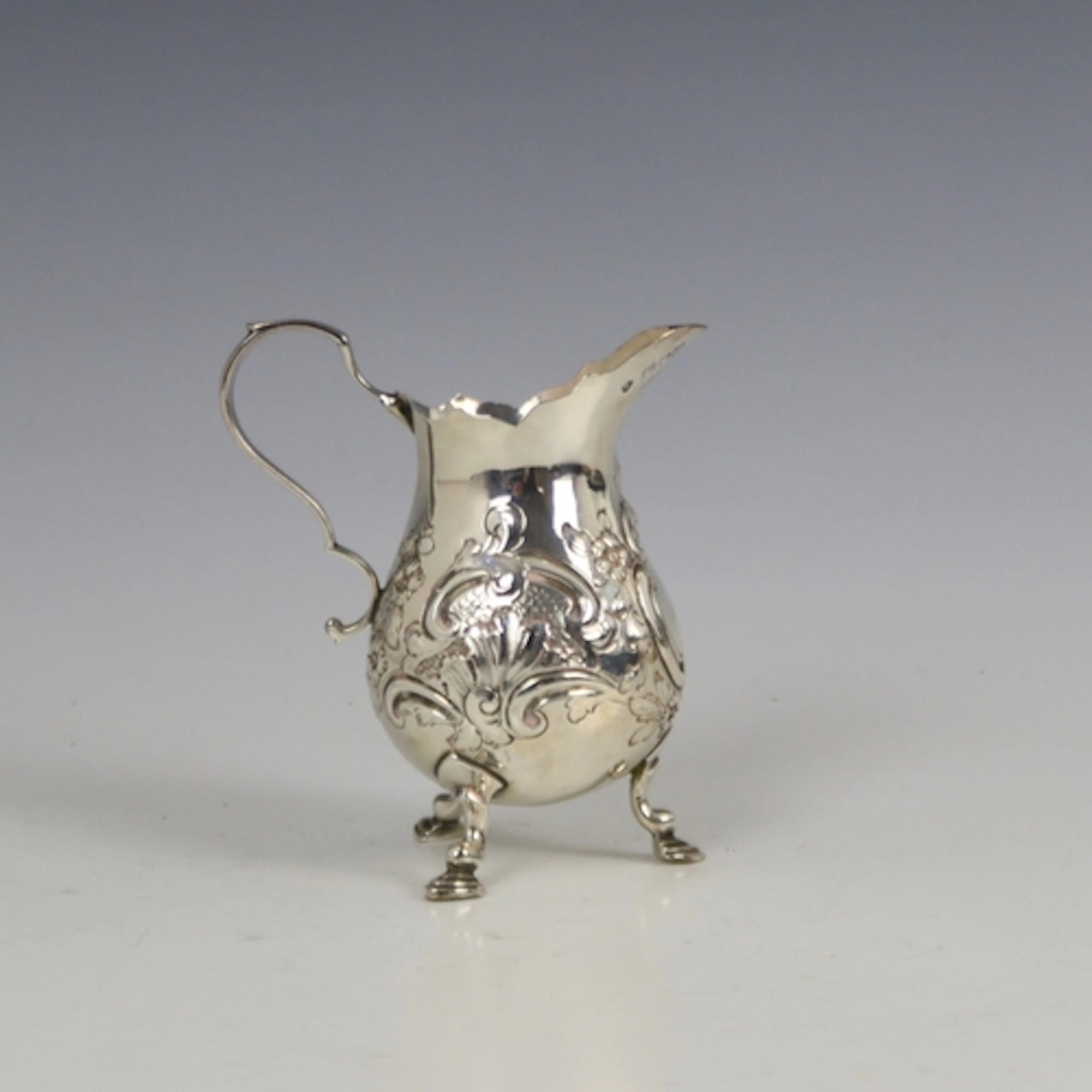 A Victorian silver cream jug, Walter & John Barnard, London ...