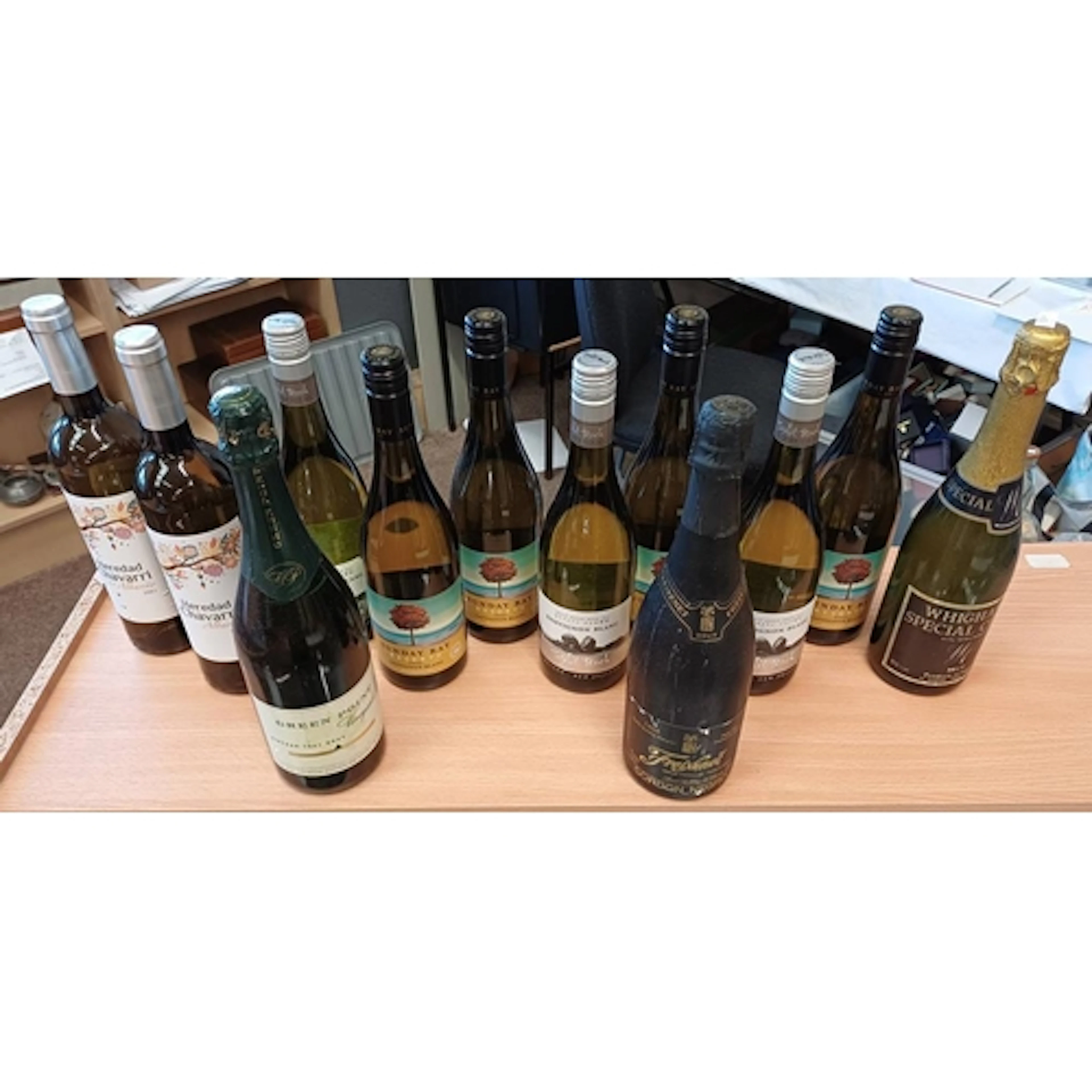 12 BOTTLES WHITE/SPARKLING WINE TO INCLUDE: 4 BOTTLES 2021 S...