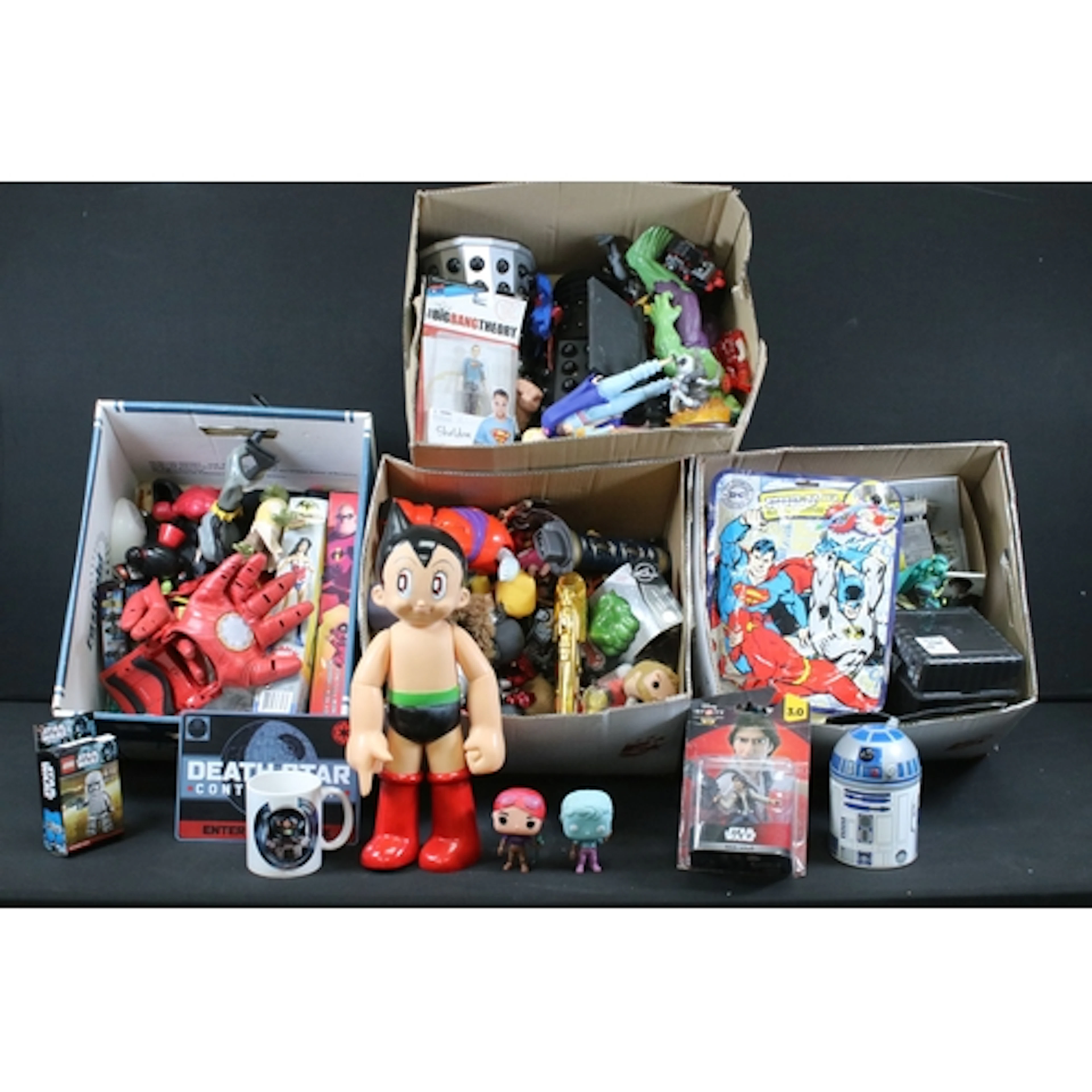 Collection of figures, toys and collectables to include Star...