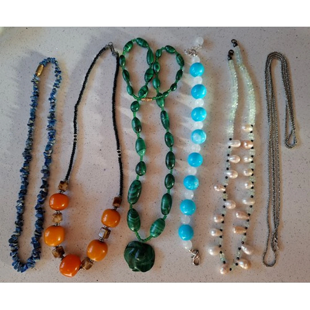 A small quantity of vintage jewellery to include a Berber st...