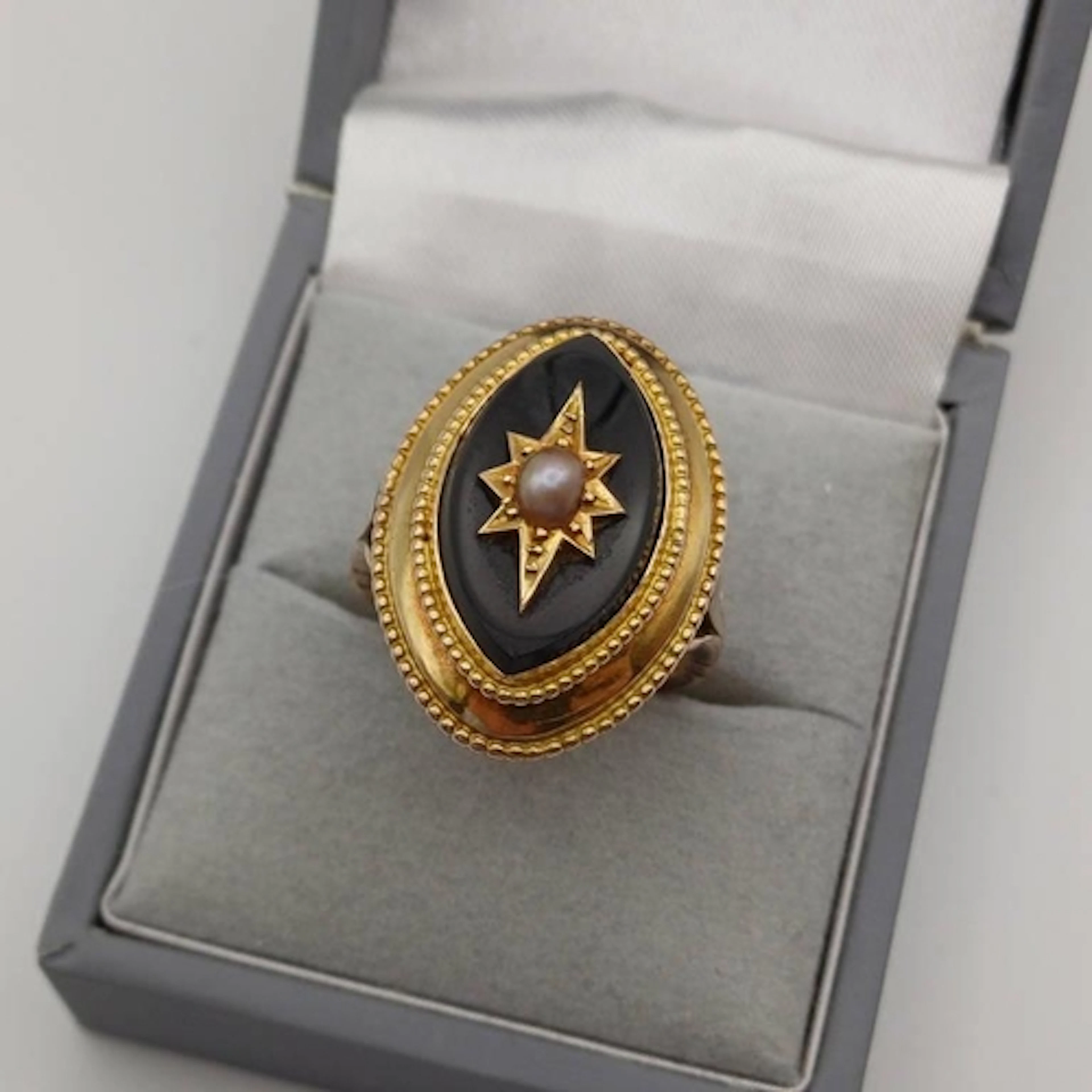LATE 19TH CENTURY 9CT GOLD PEARL & ONYX RING - 6.9G, RING SI...