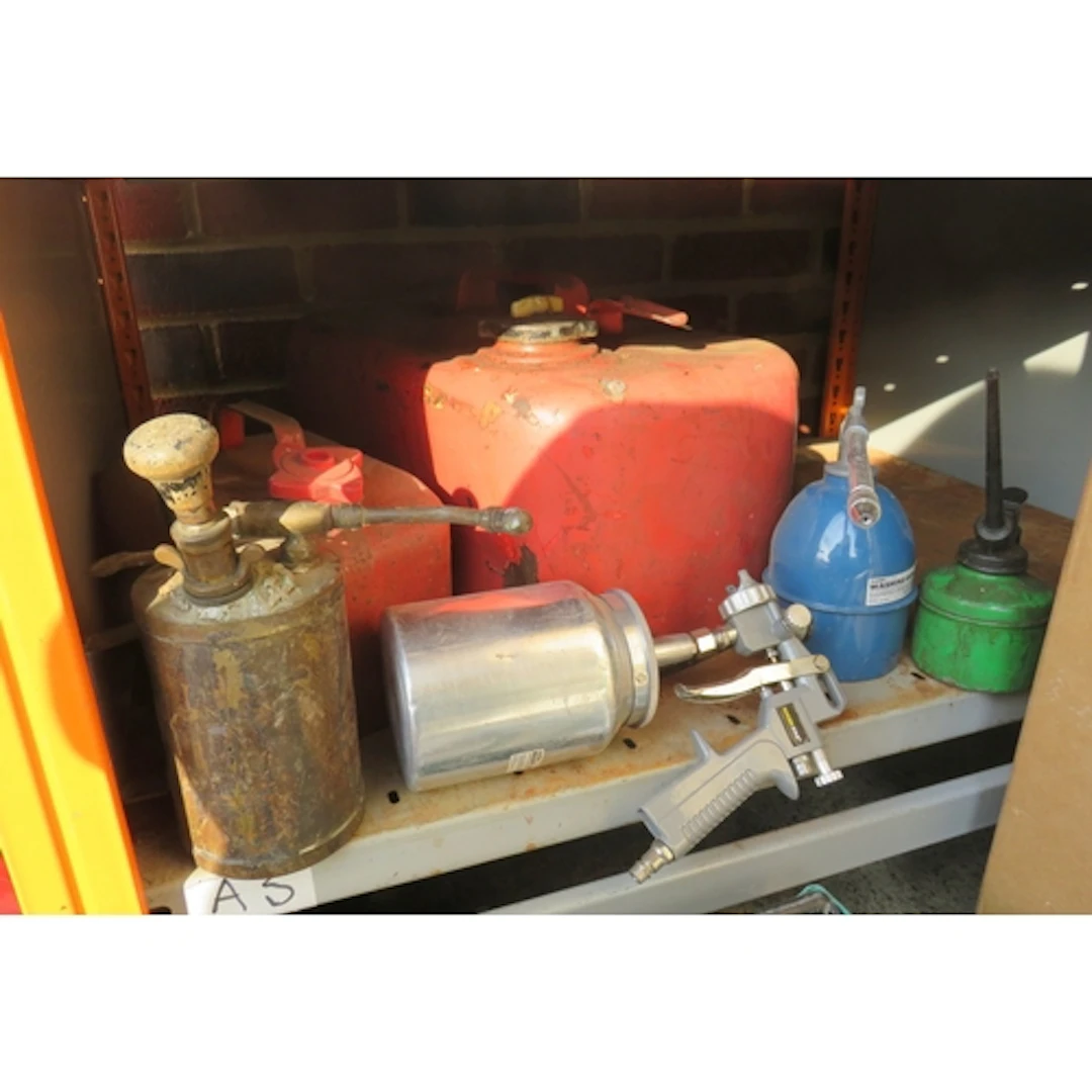 Mixed Vintage & New Spray Cans, oil cans etc. (6)