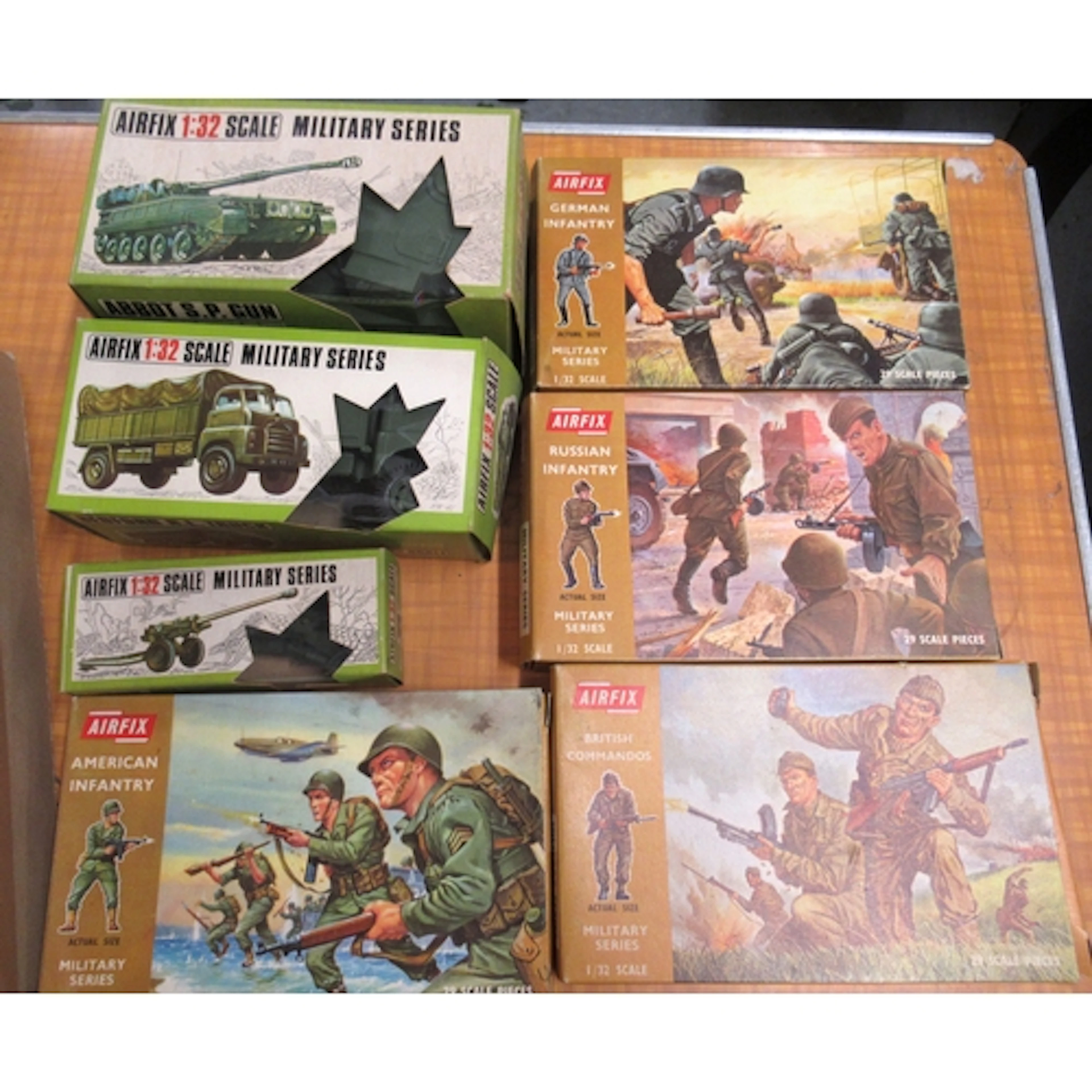 Small collection of Airfix military models and soldiers in o...