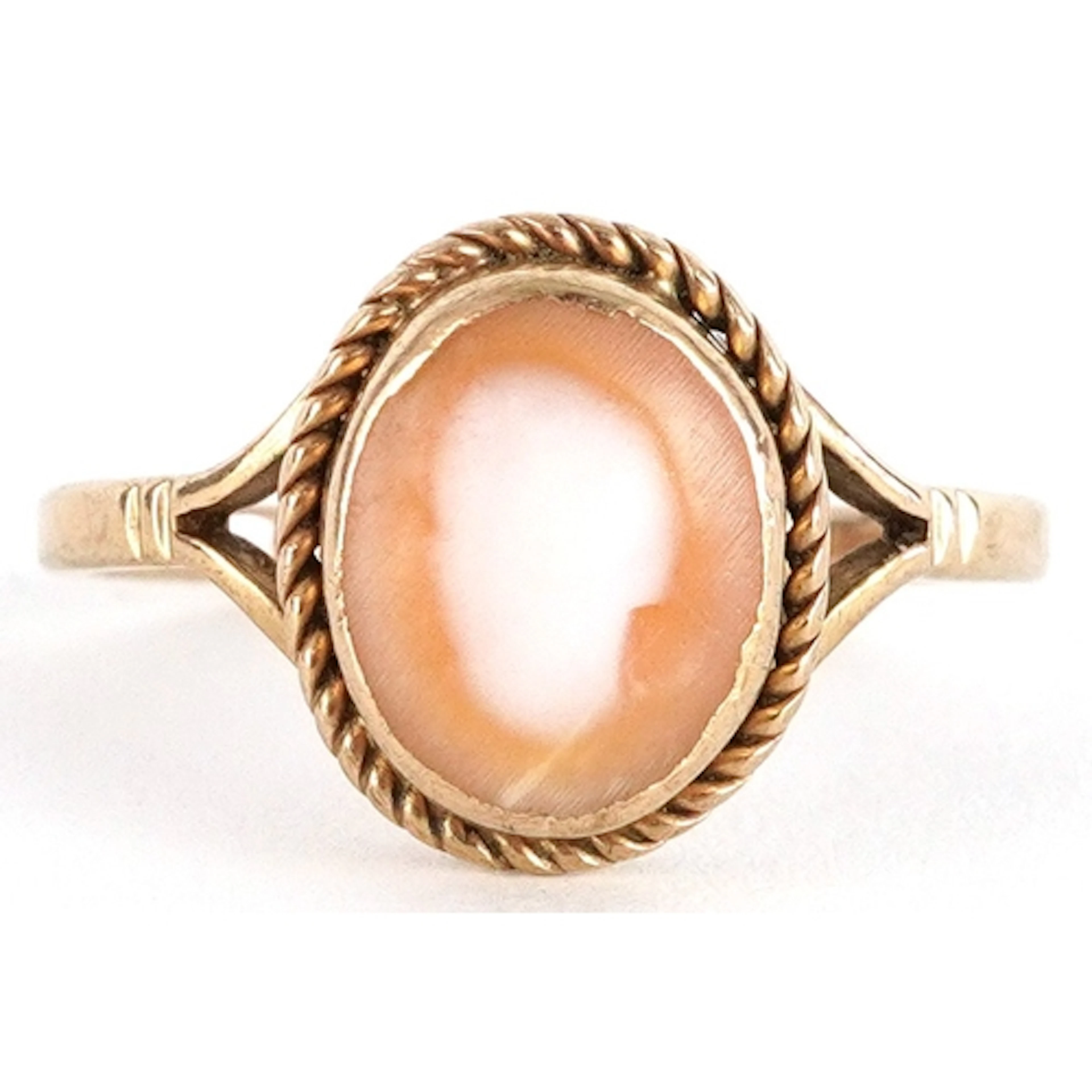 9ct gold cameo shell ring, size N, 2.2g.