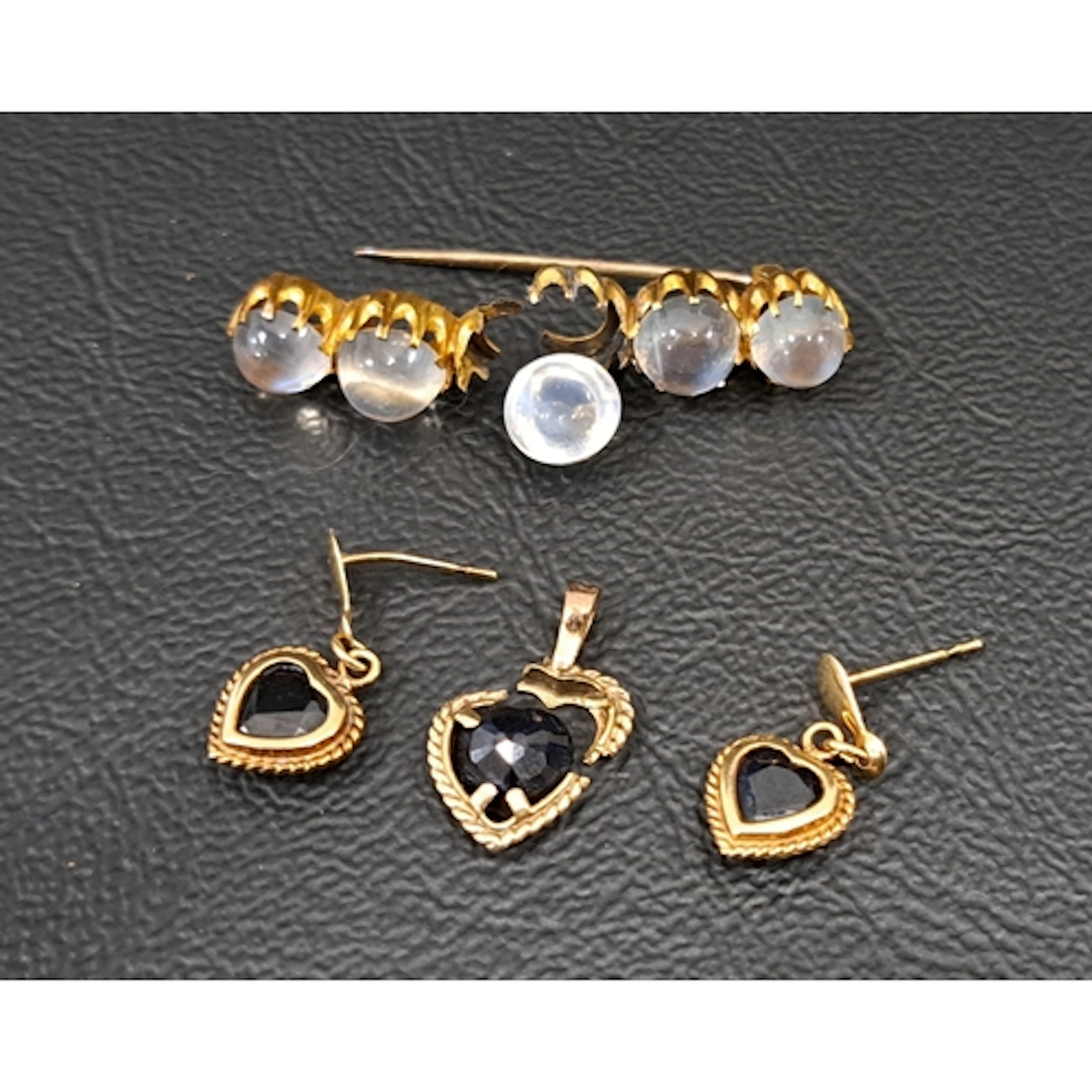 SELECTION OF DAMAGED GOLD MOUNTED JEWELLERY comprising heart...