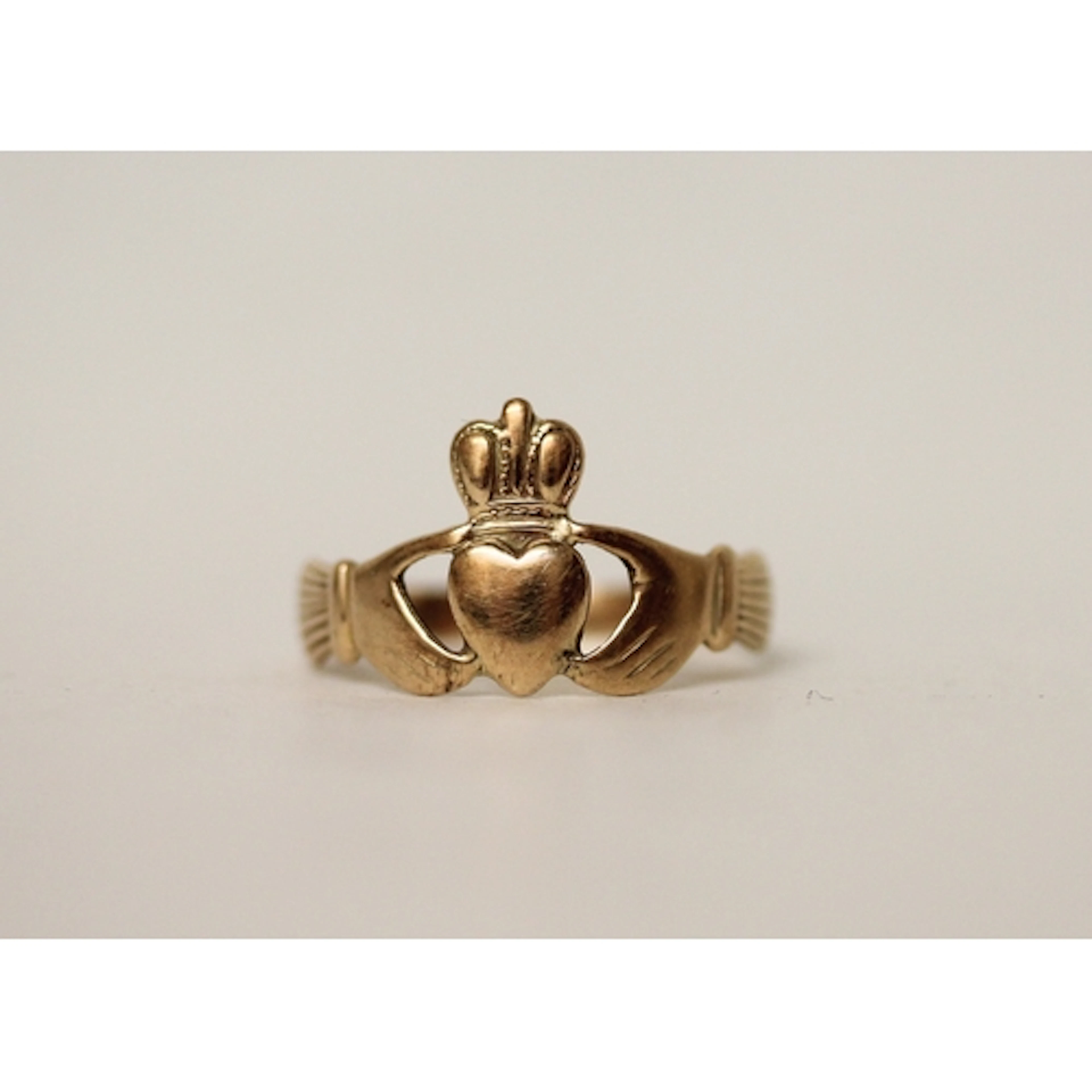 A 9ct gold Claddagh ring, hallmarked Ring size Q, 2.1g