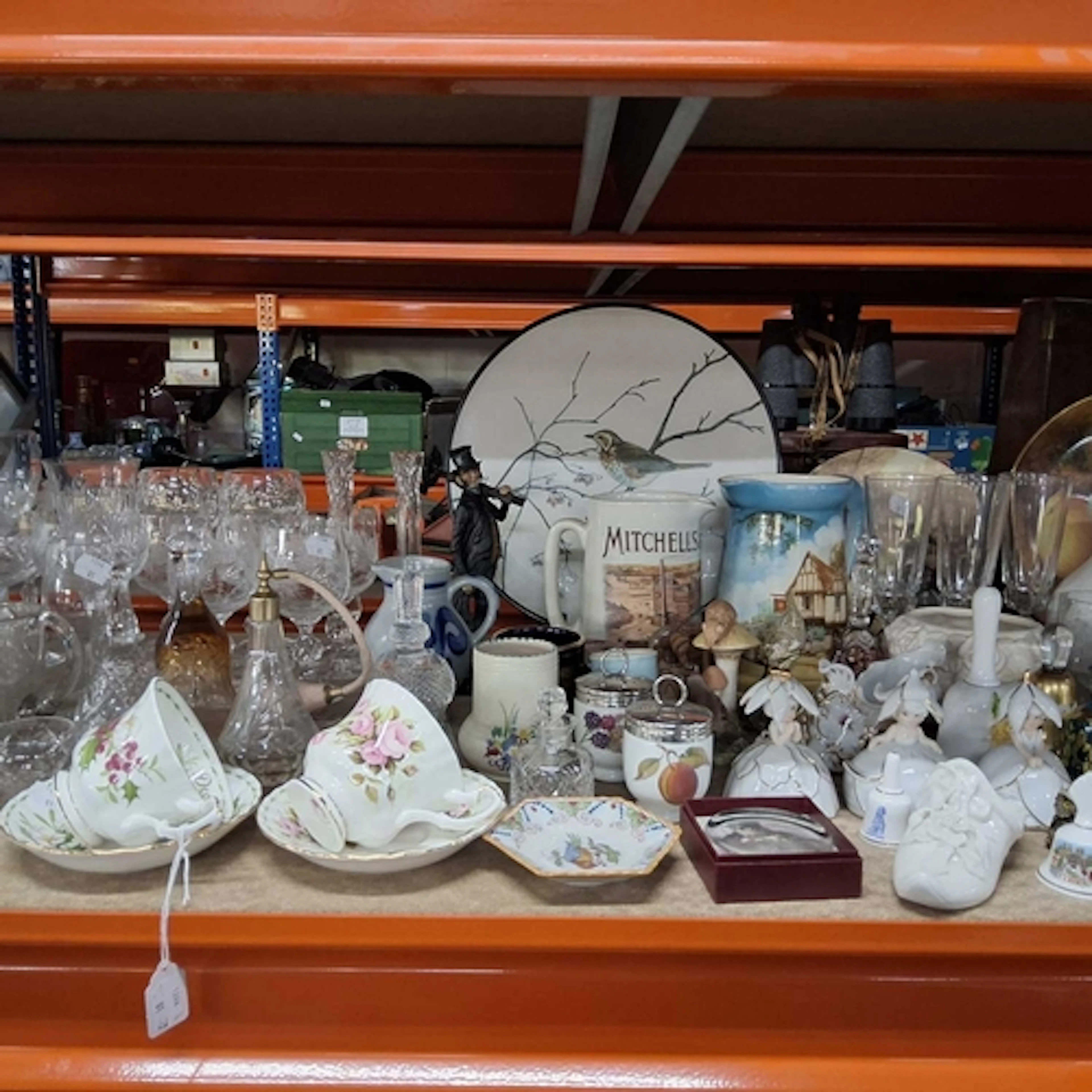 A GROUP OF LOOSE CERAMICS AND GLASSWARE to include a Royal A...