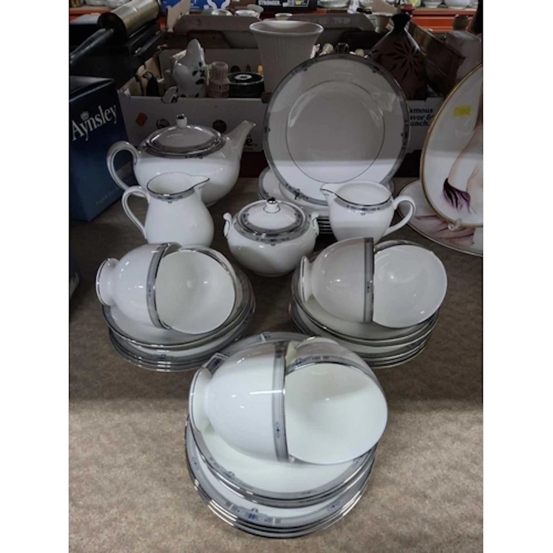 A WEDGWOOD 'AMHERST' PATTERN TEA SET comprising six luncheon...