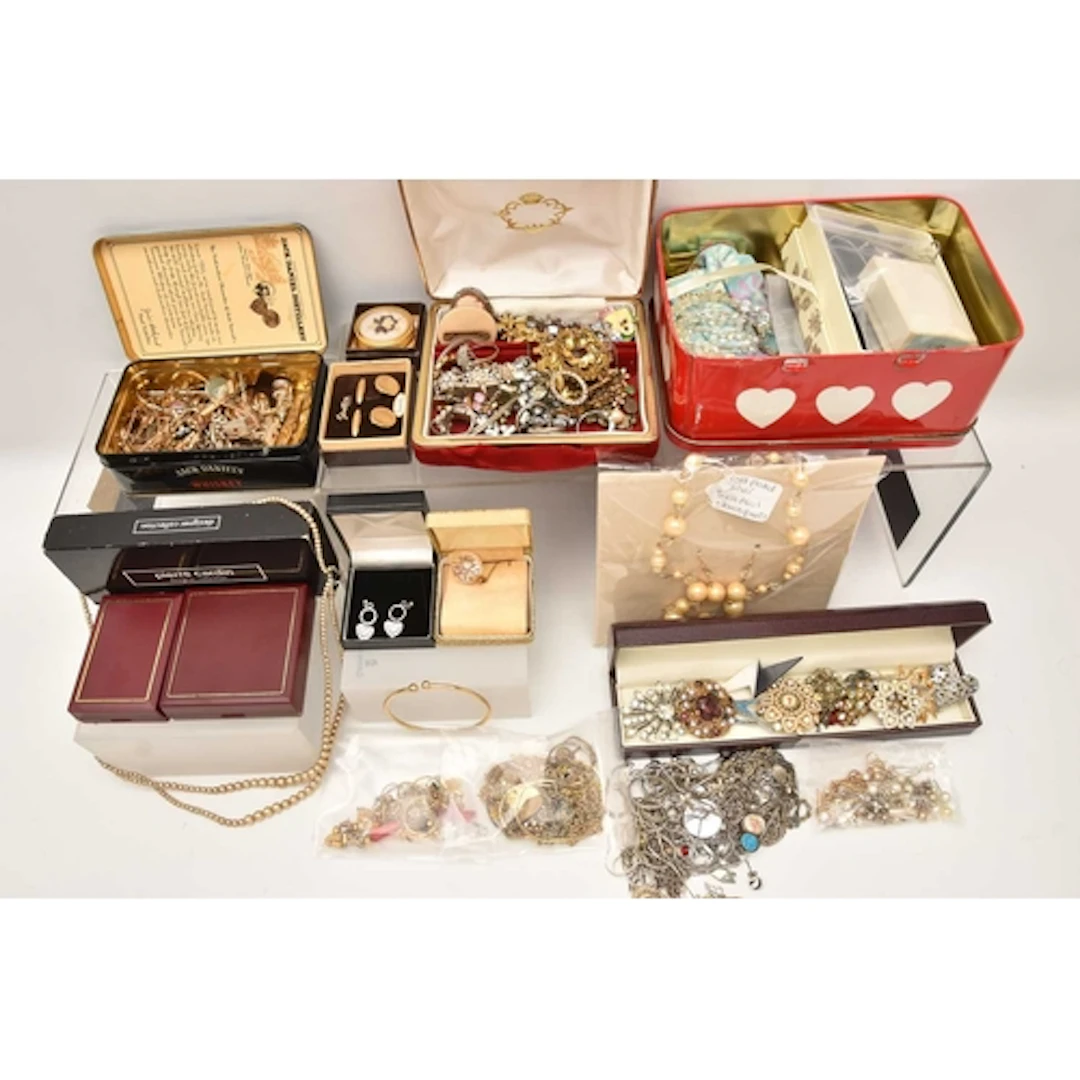 FOUR ITEMS OF GOLD PLATED/ROLLED GOLD JEWELLERY, TOGETHER WI...