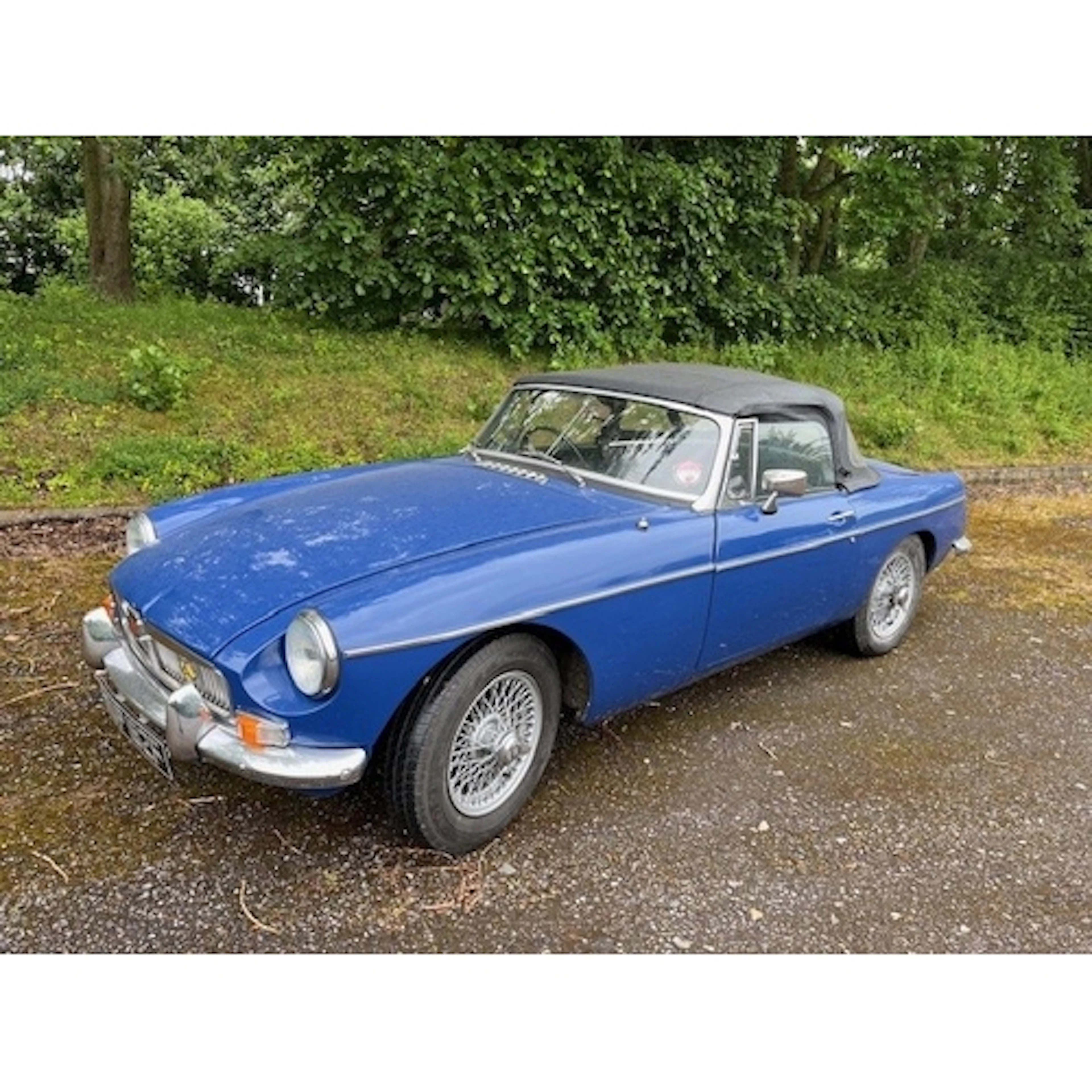 A 1967 MG B SOFT TOP ROADSTER SPORTS CAR (PREVIOUSLY RESTORE...