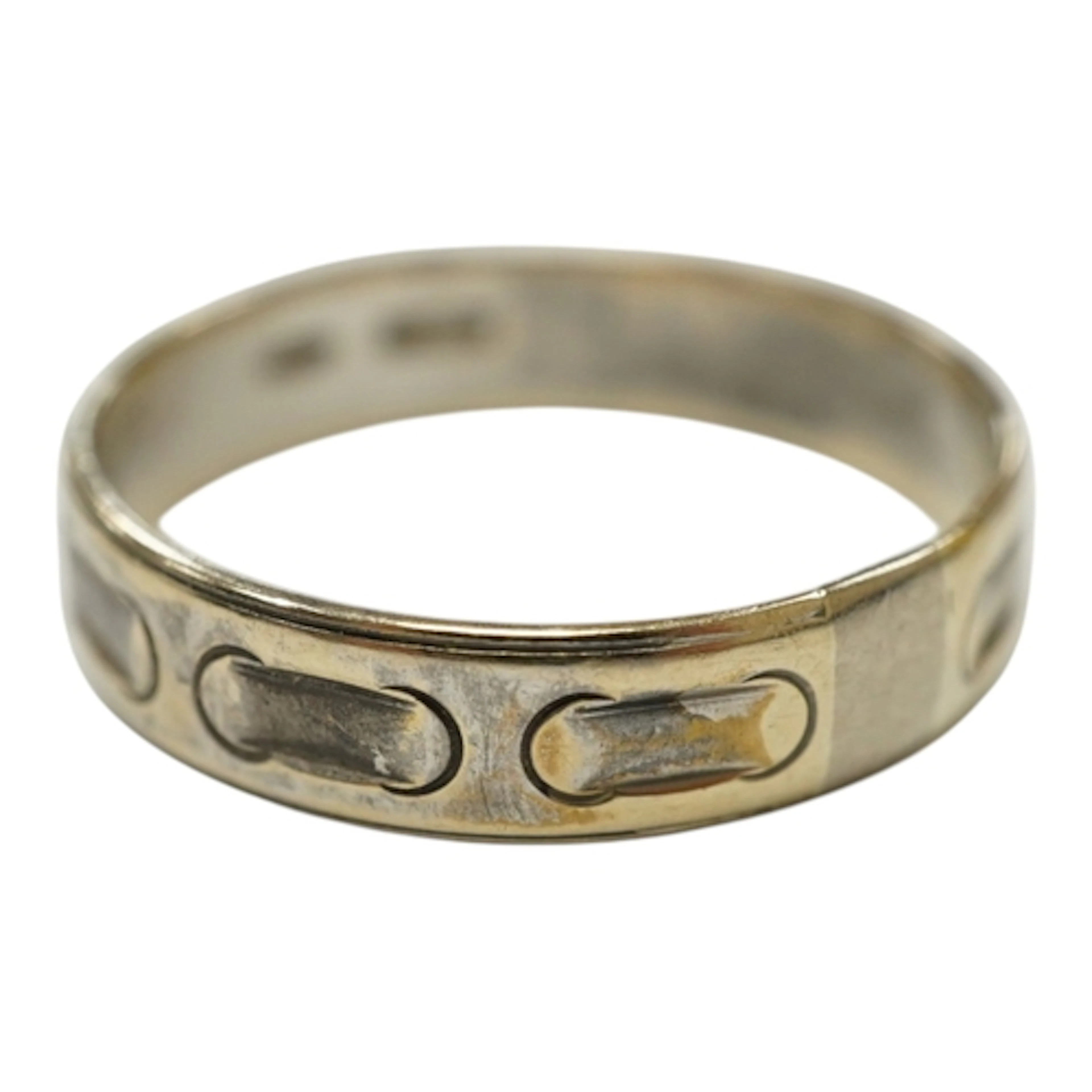 An Italian yellow metal band, stamped 750, size O/P, 2.8 gra...