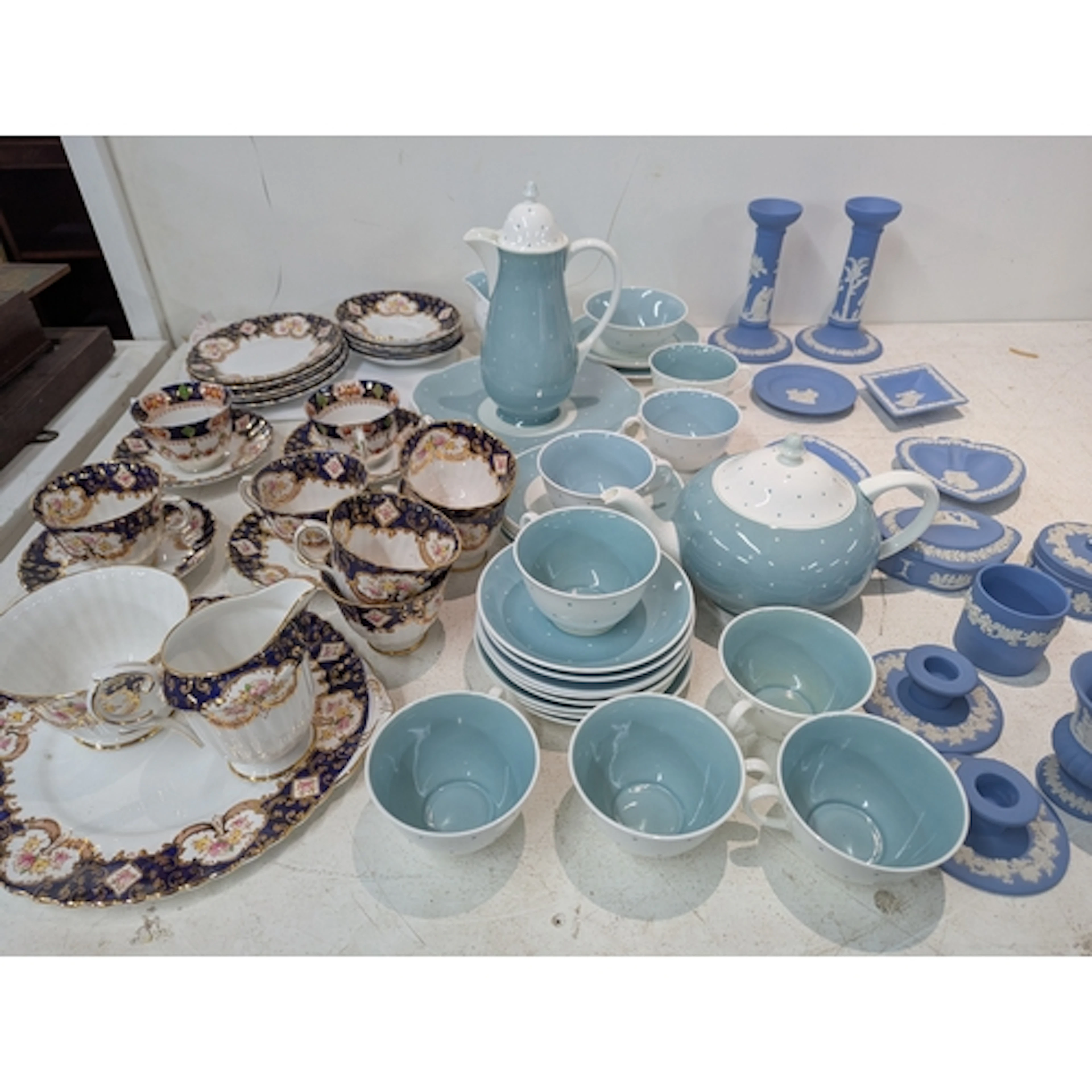 A mixed group of ceramics to include a selection of Wedgwood...
