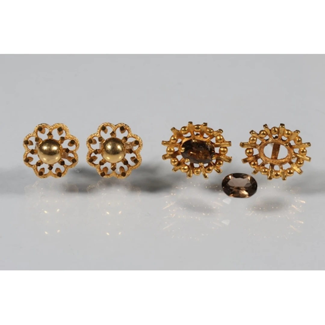 Two pair of 9ct gold earrings, 4.2g gross.