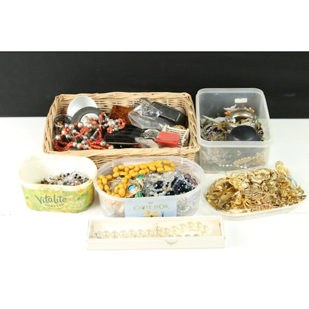 Collection of mixed costume jewellery to include a small sel...