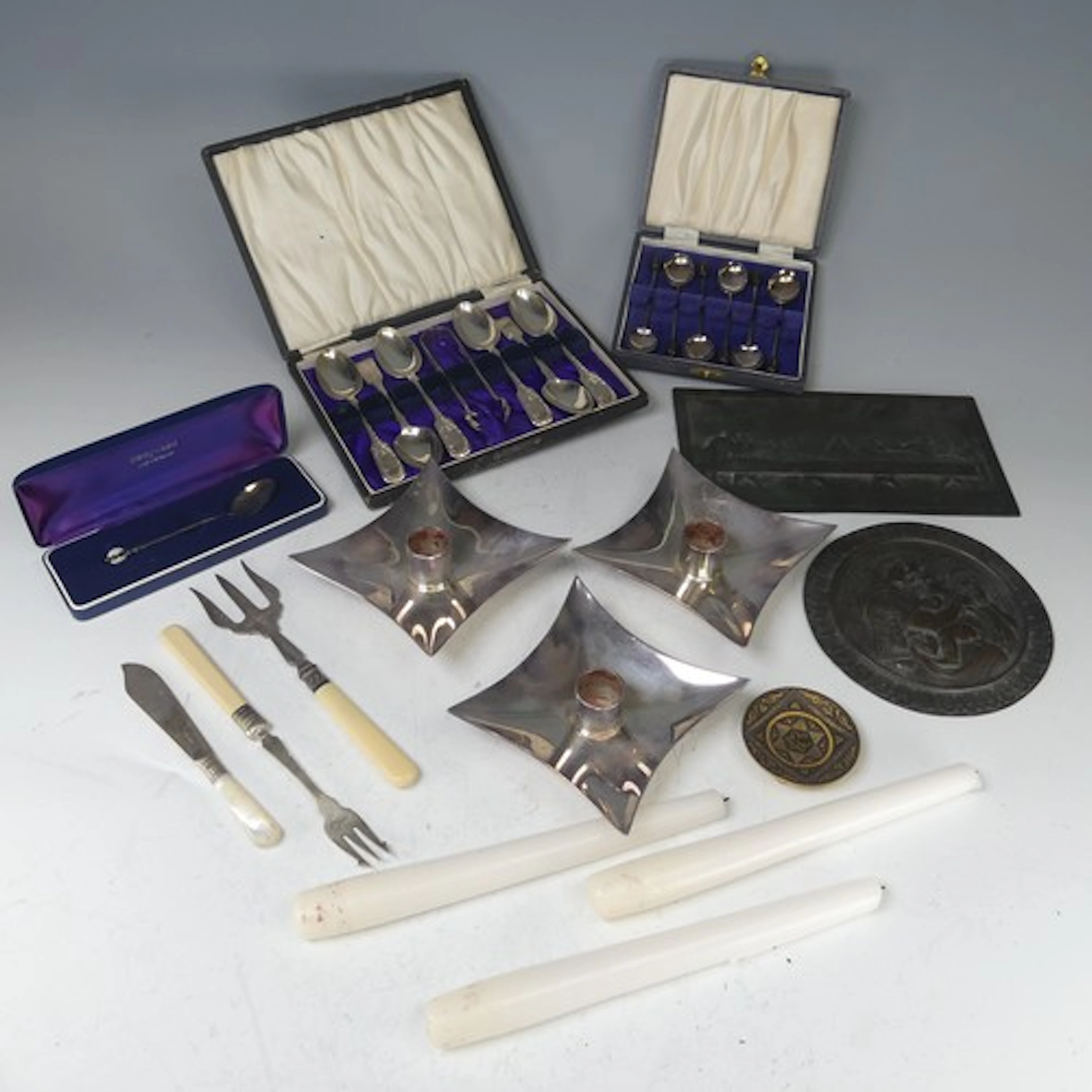 A cased set of George V silver Teaspoons with Sugar Nips, by...