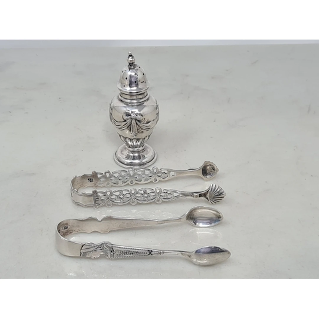 An Edward VII silver Pepperette with ribbon and swag embossi...