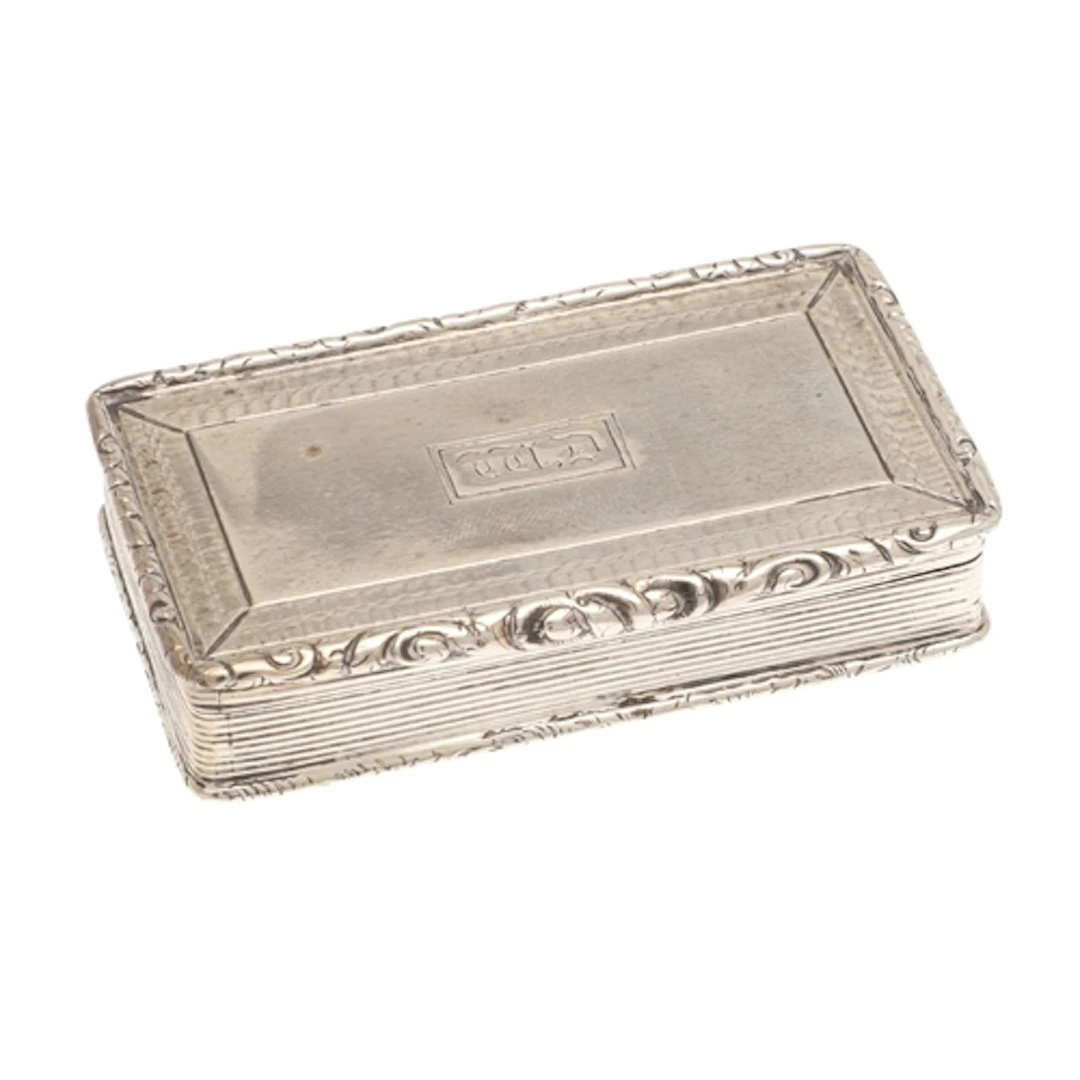 AN EARLY VICTORIAN SILVER SNUFF BOX. Of rectangular form, wi...