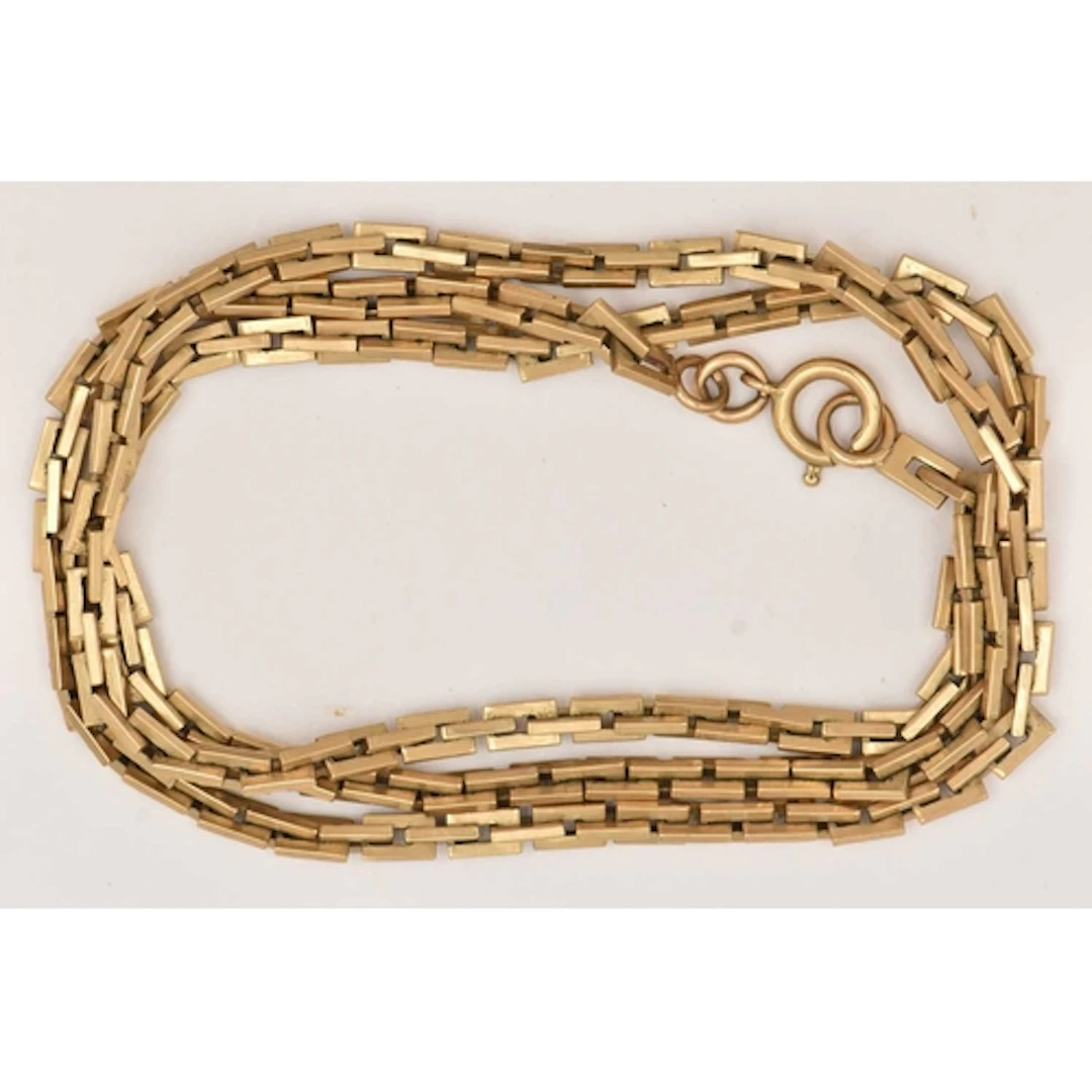 A YELLOW METAL FANCY LINK CHAIN NECKLACE, fitted with a spri...