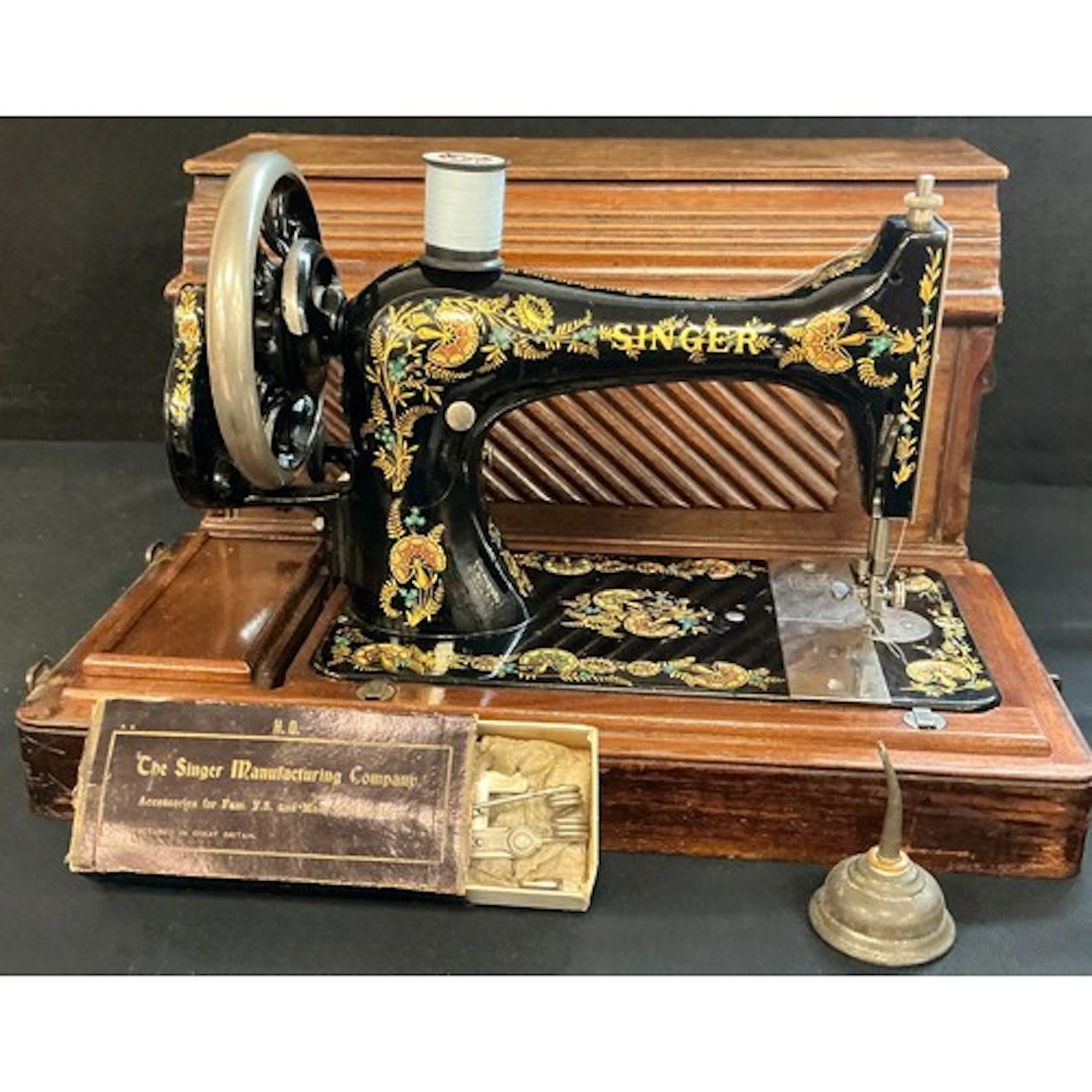 A late 19th / early 20th century Singer sewing machine, mode...