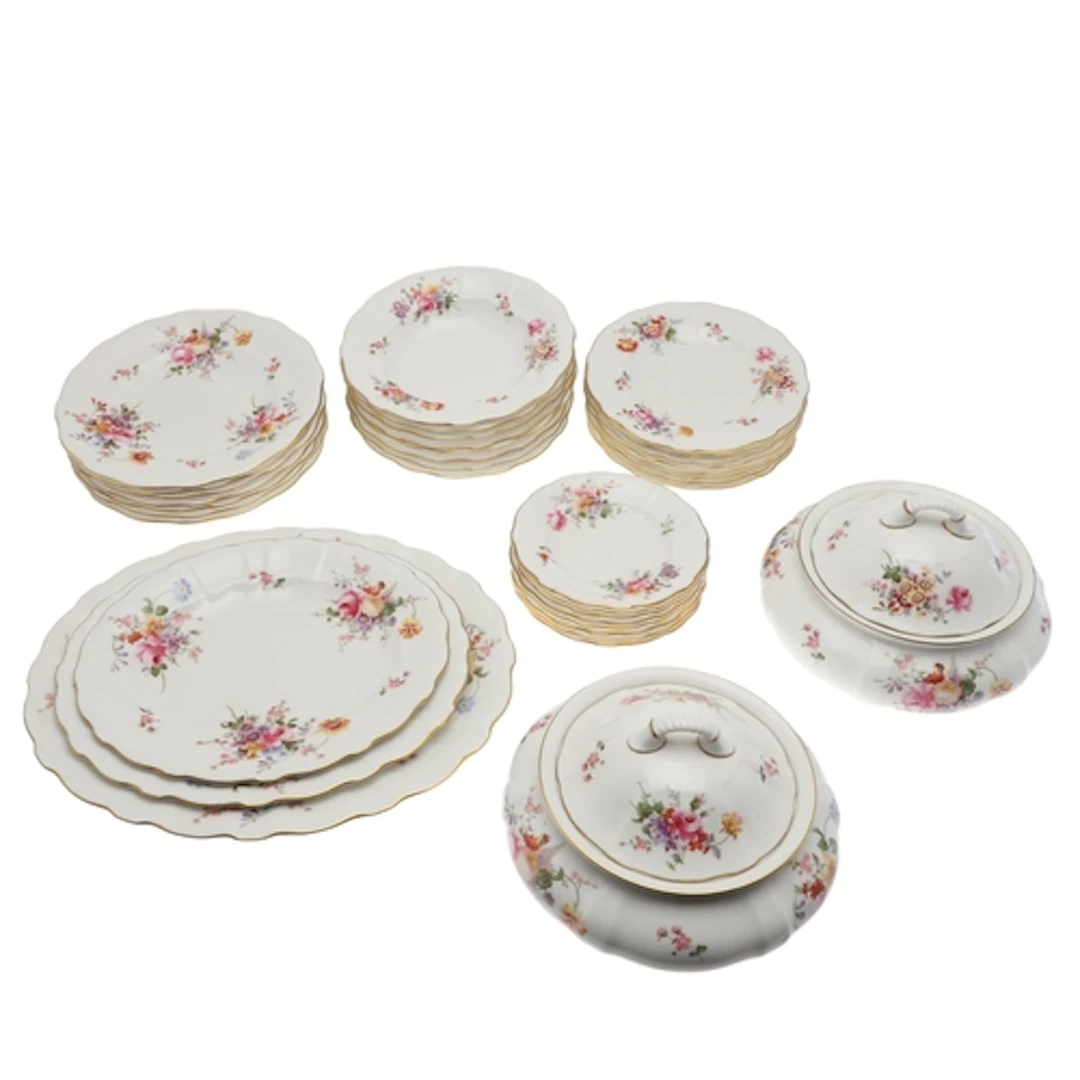 ROYAL CROWN DERBY DINNER SERVICE - POSIES. A Royal Crown Der...