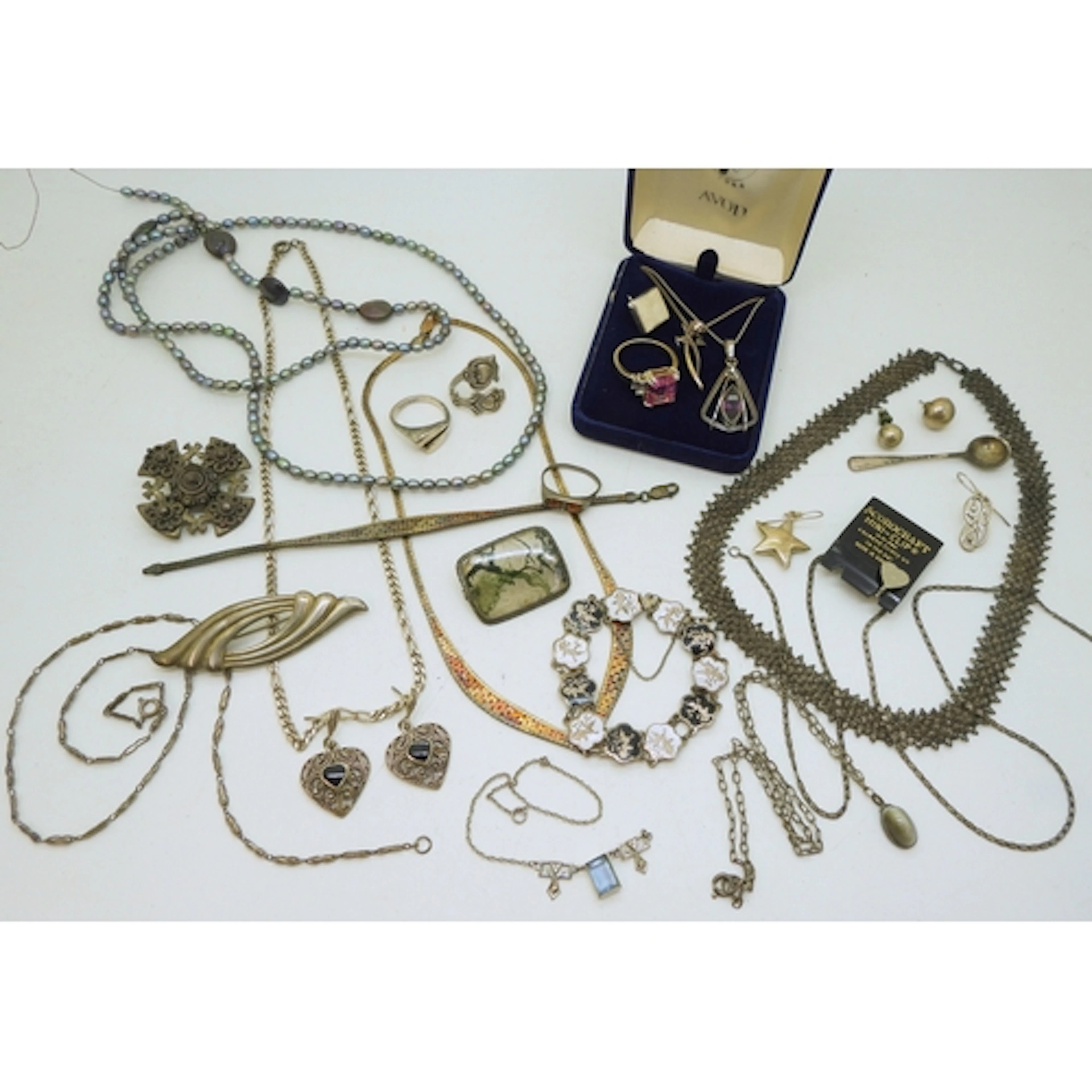A silver necklace and bracelet set, a moss agate brooch, a S...