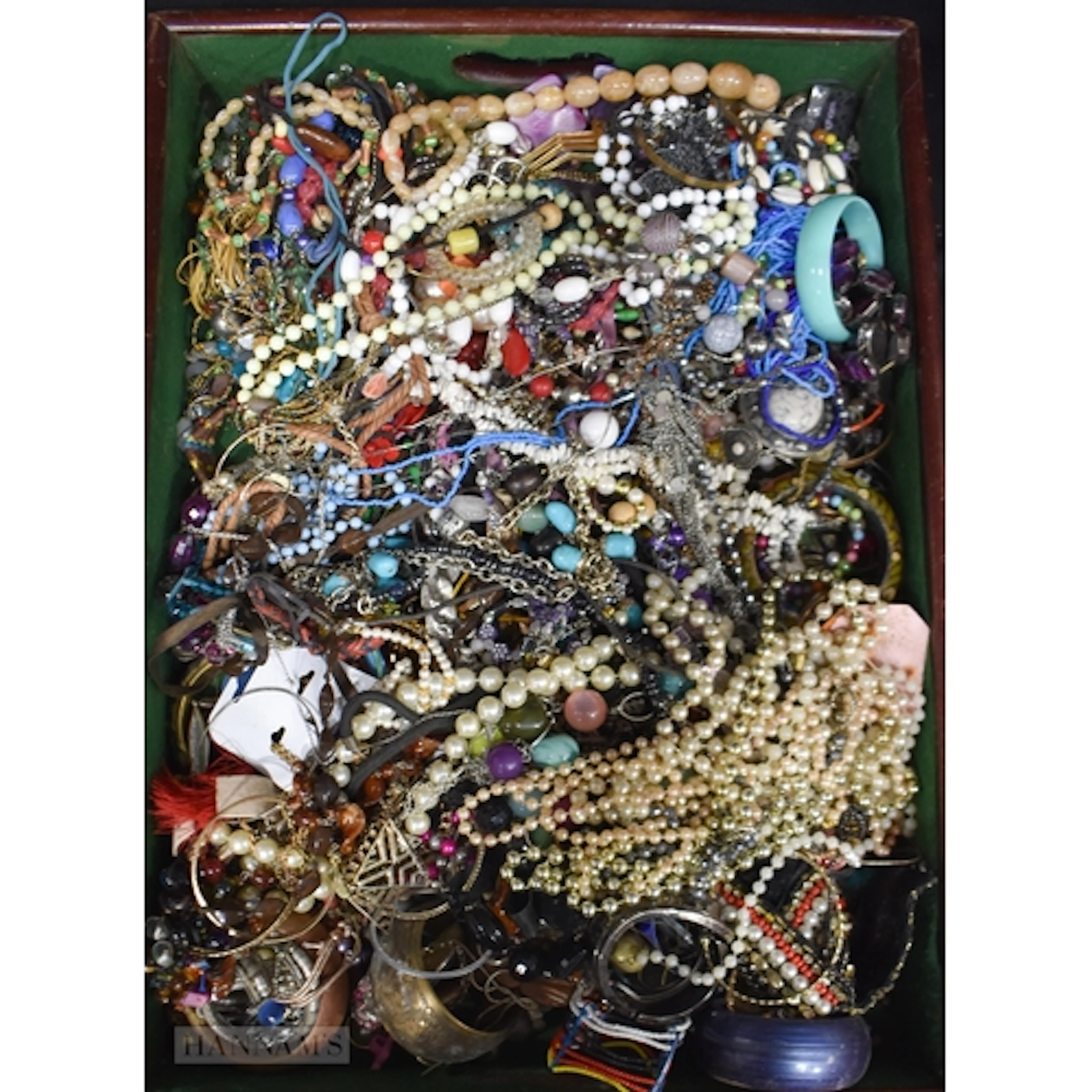 A collection of costume jewellery (Qty)