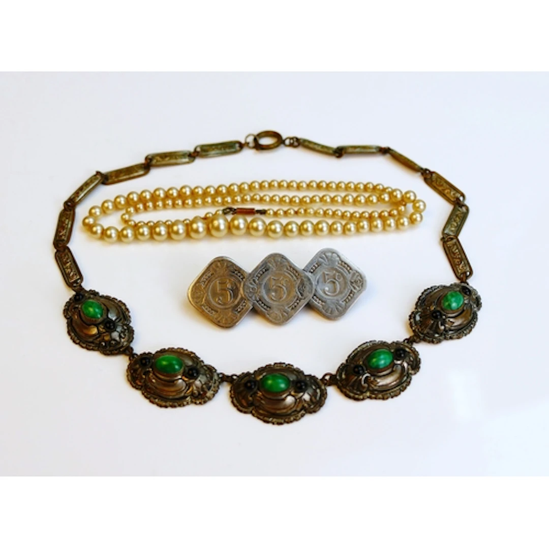A graduated faux or cultured pearl necklace with 9ct gold cl...