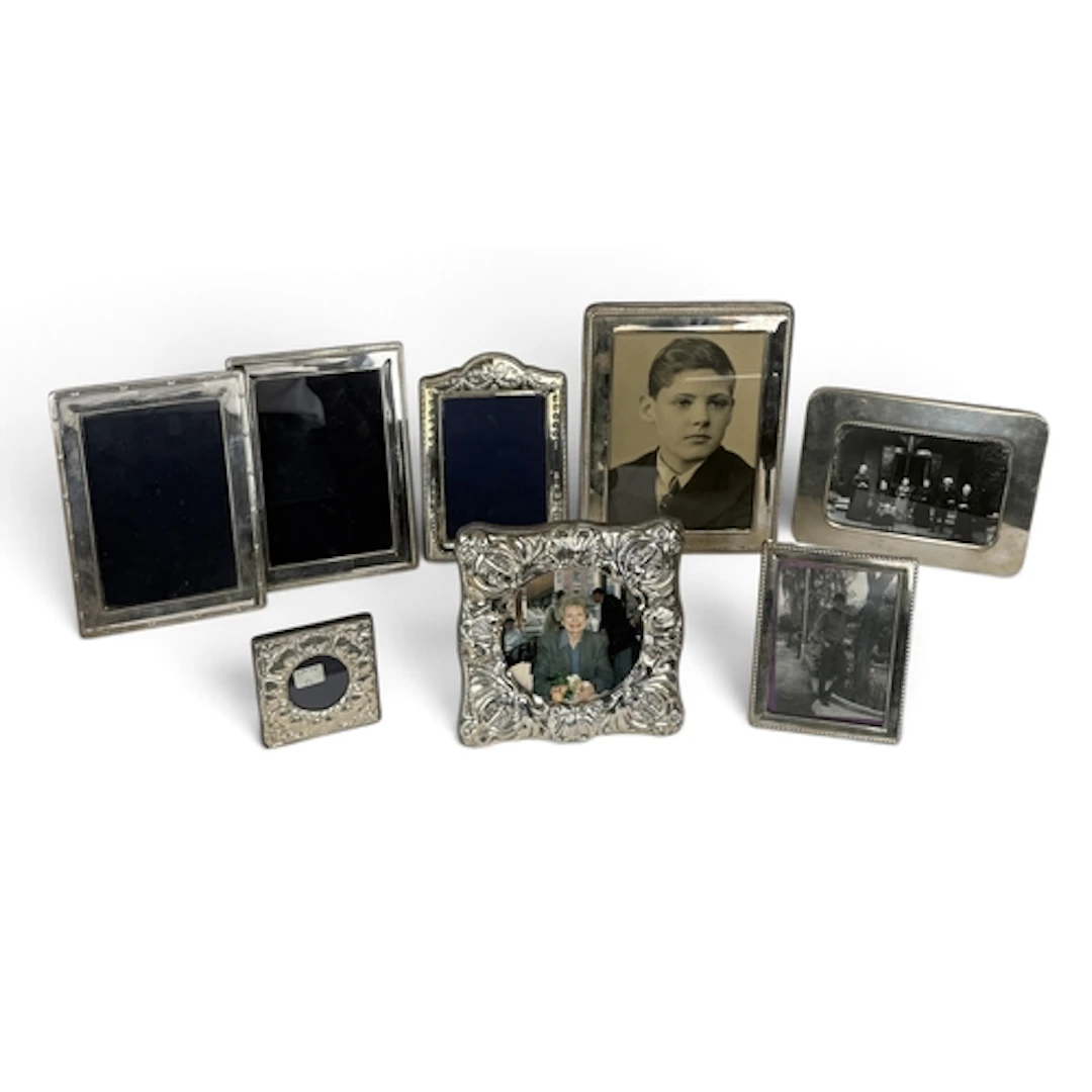 A COLLECTION OF SILVER PHOTO FRAMES (8)