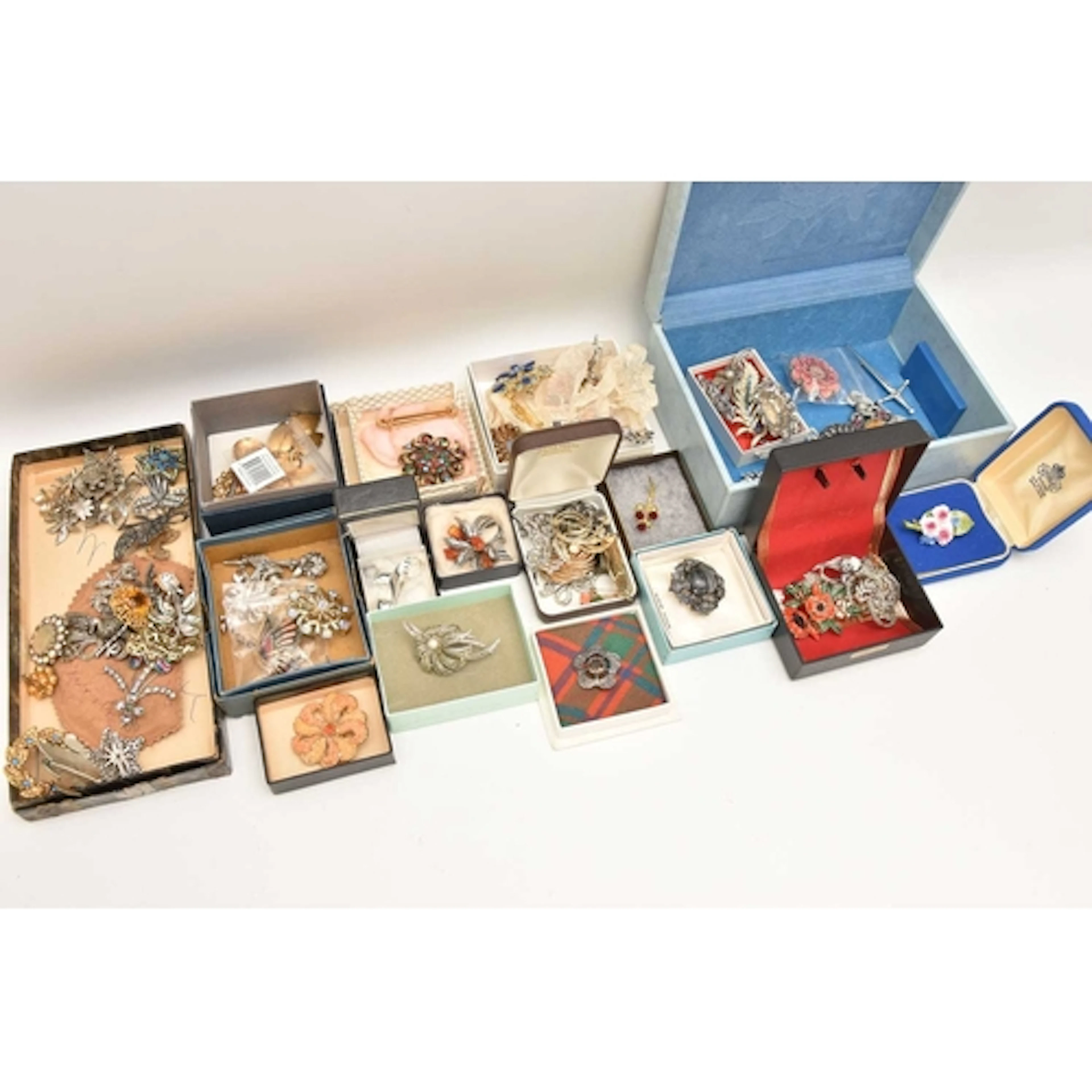A LARGE ASSORTMENT OF COSTUME BROOCHES, various designs, som...
