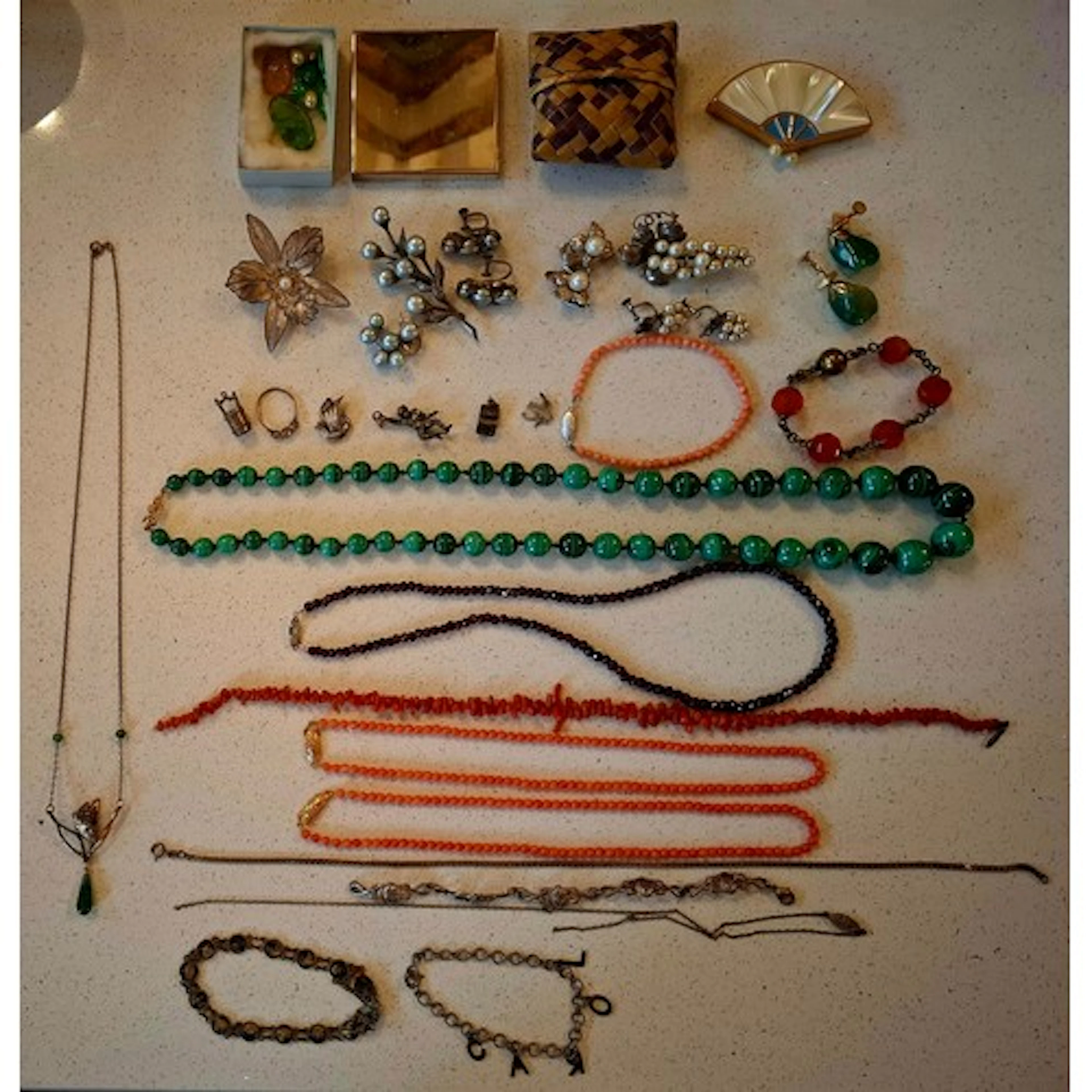 A quantity of vintage costume jewellery and small collectabl...