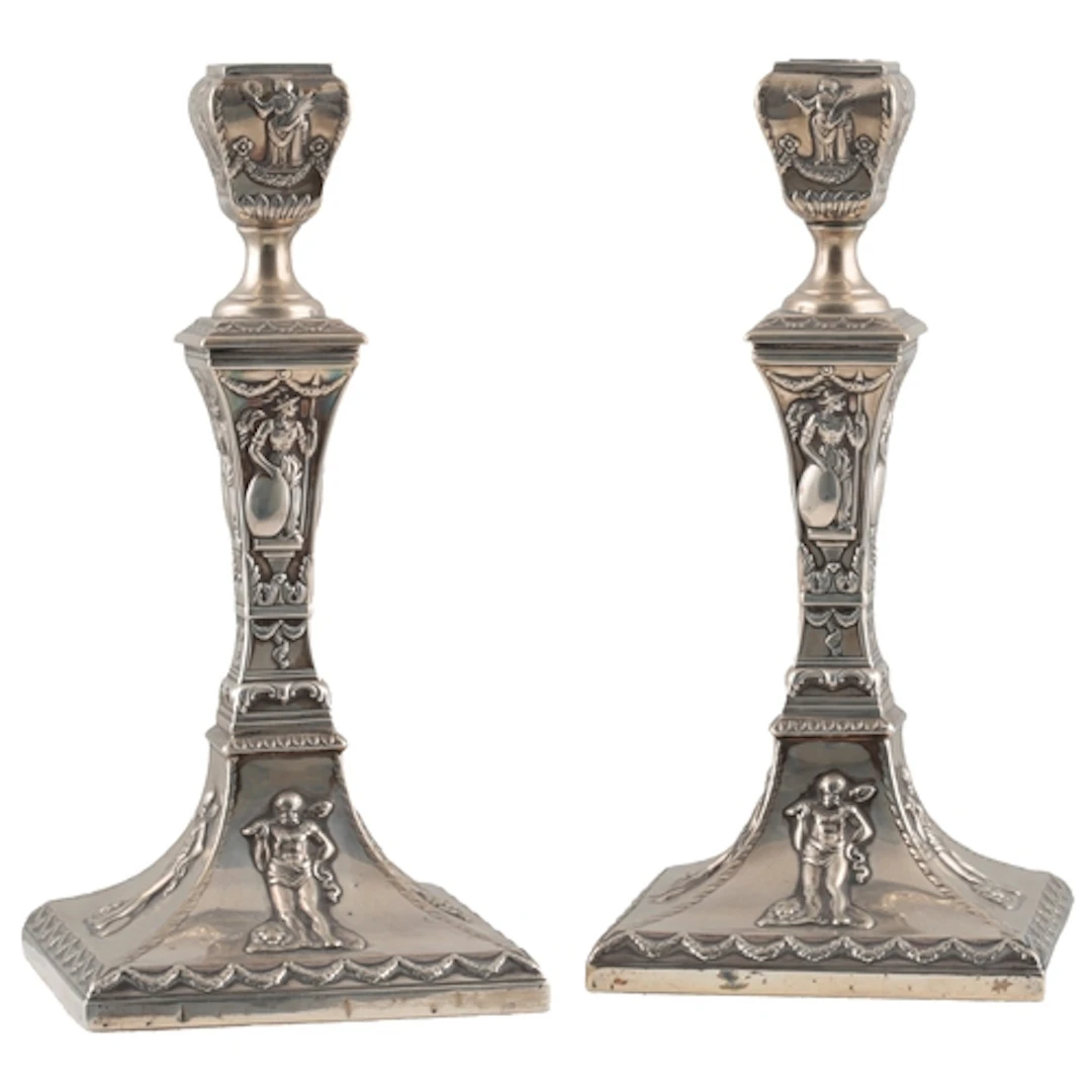 A pair of Victorian silver candlesticks, by Goldsmiths & Sil...