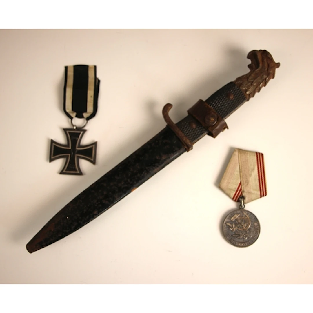 A German World War I period dagger, possibly police issue, t...