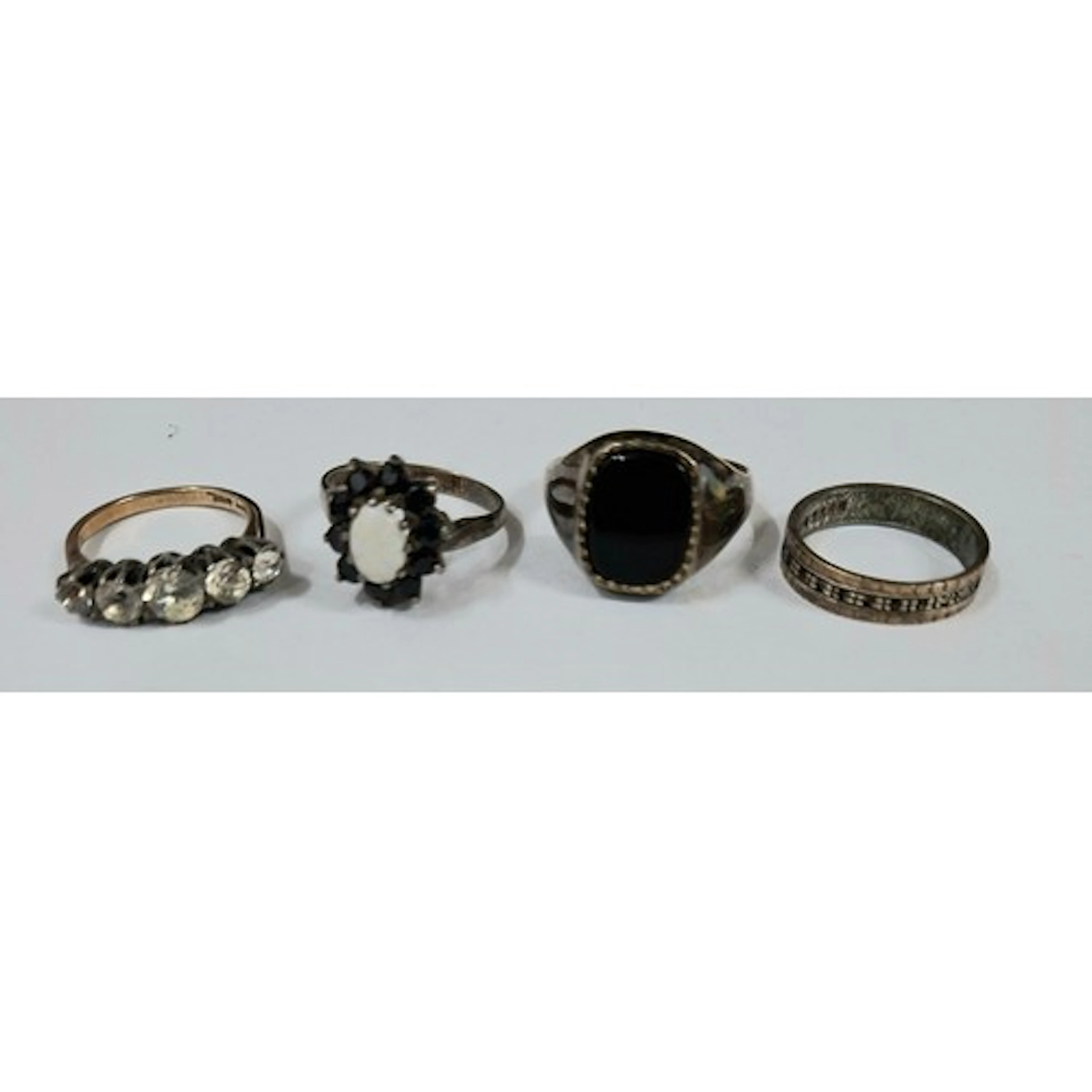 Four rings comprising a 9ct gold and silver wedding band tot...