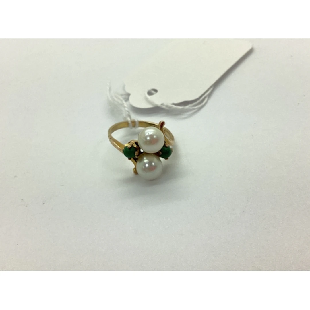 A 9ct Gold Pearl Set Dress Ring, with claw set highlights, b...