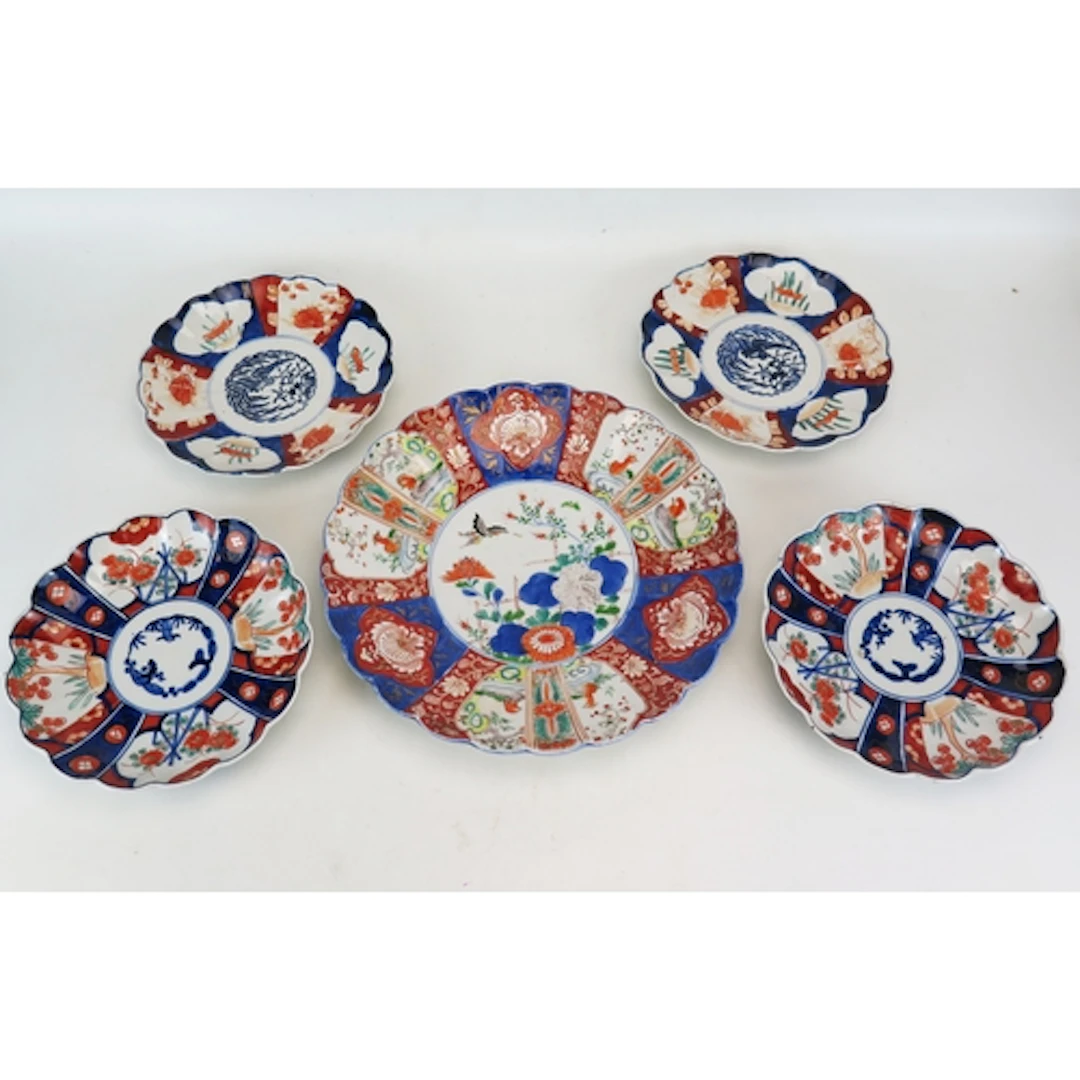 A Chinese Imari porcelain charger, decorated in the traditio...
