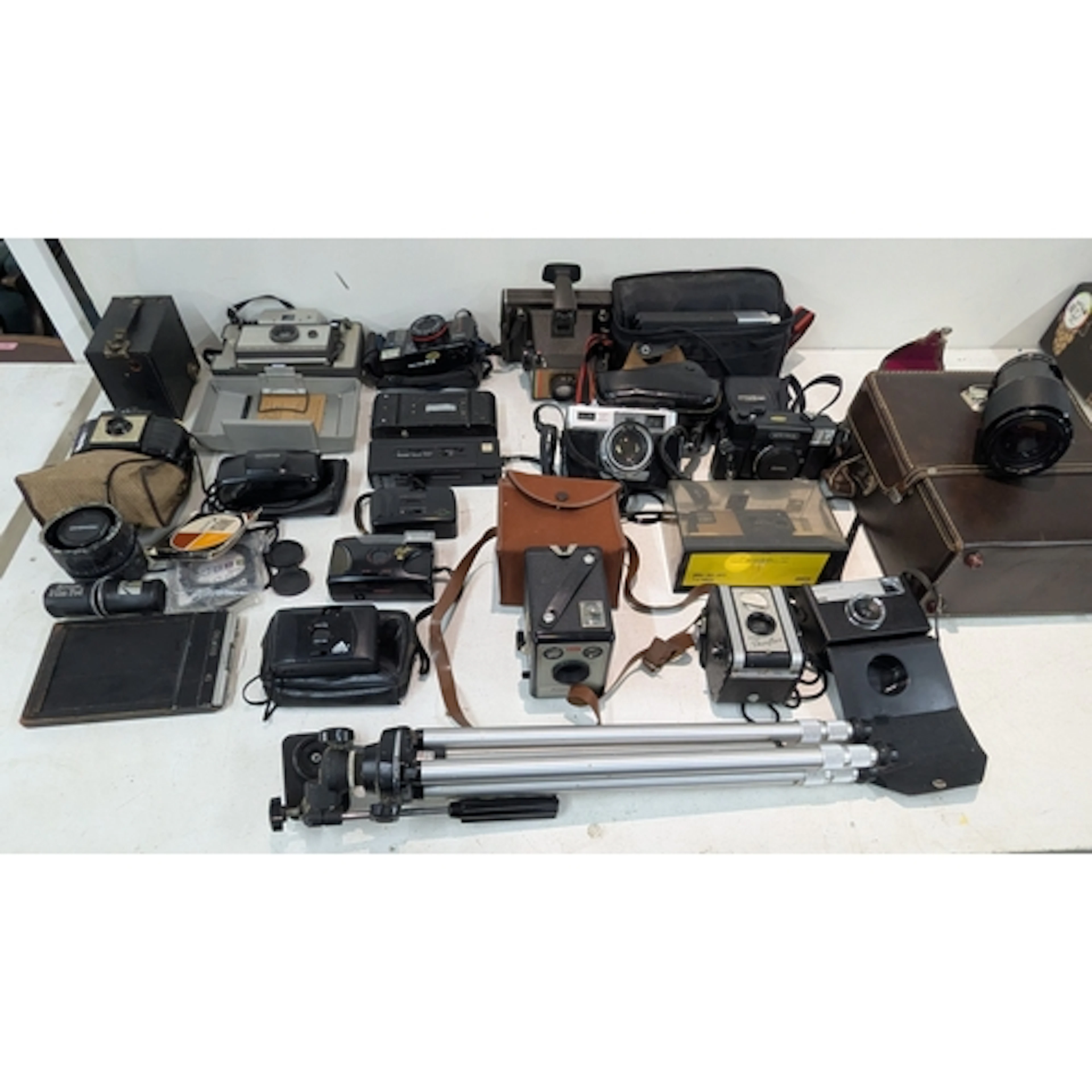 A selection of vintage photographic equipment to include a M...