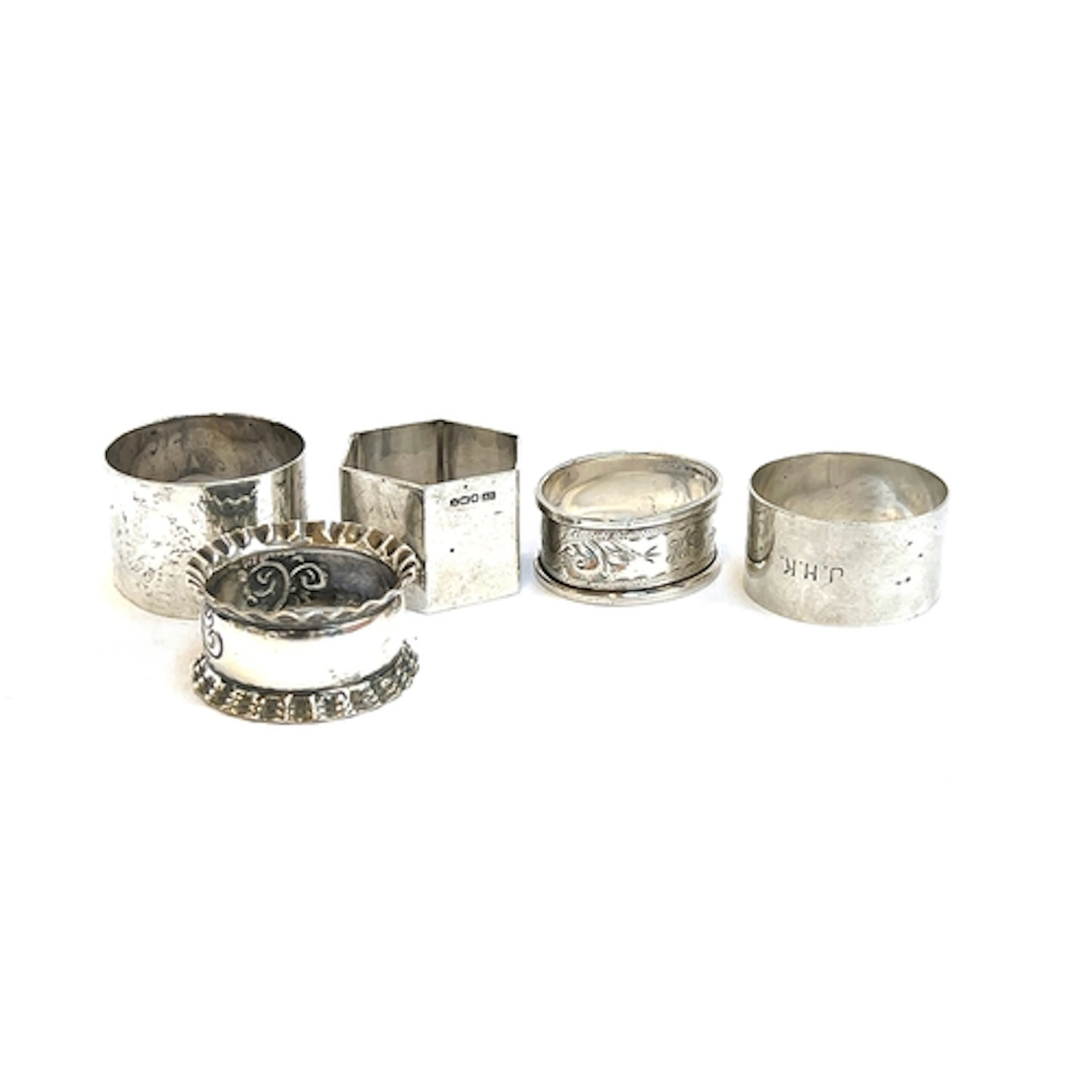 Four silver napkin rings, 134g, together with one other plat...